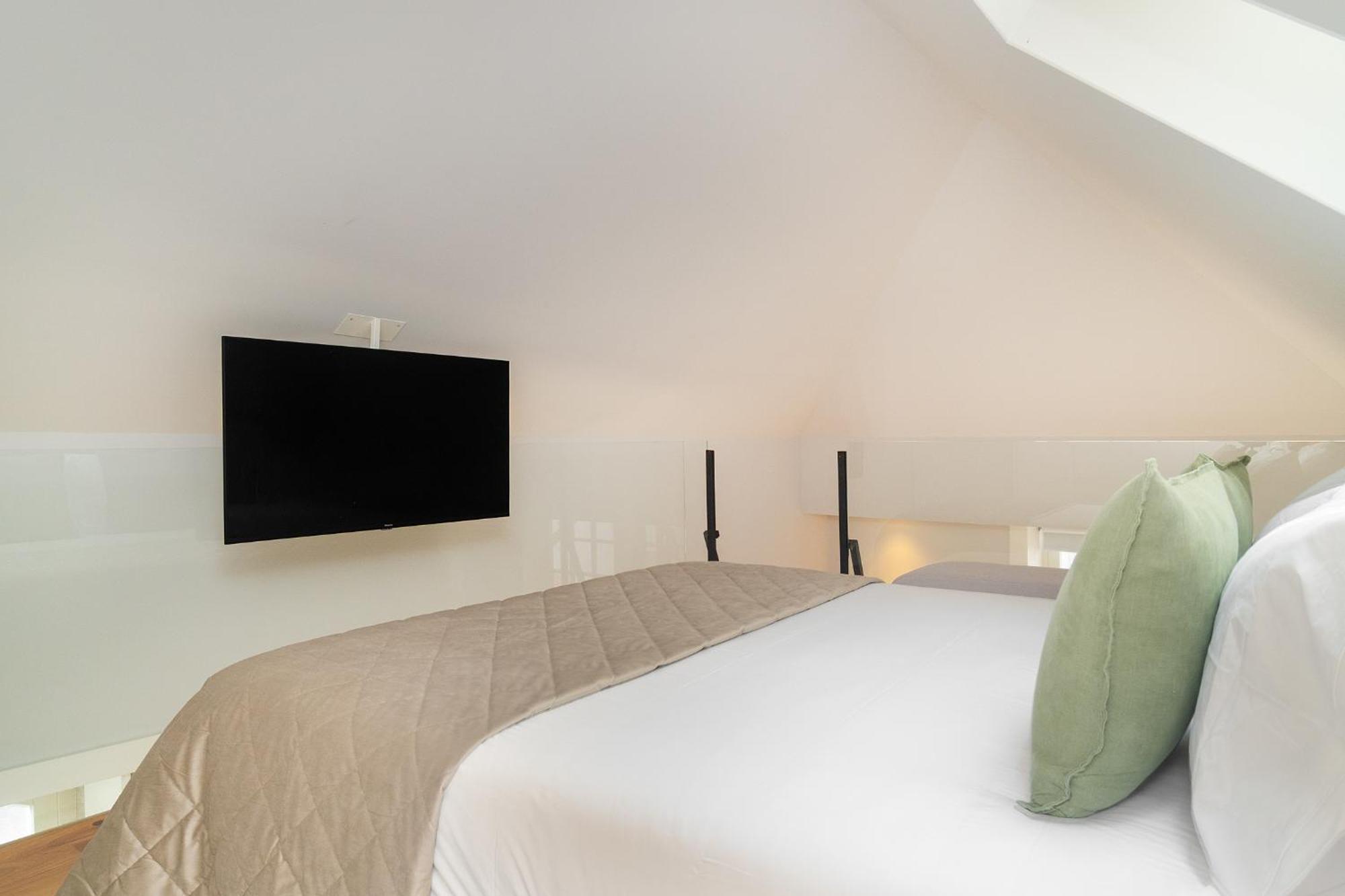 Apartment Whome Trendy Cedofeita Loft - Luxe & Light-filled *