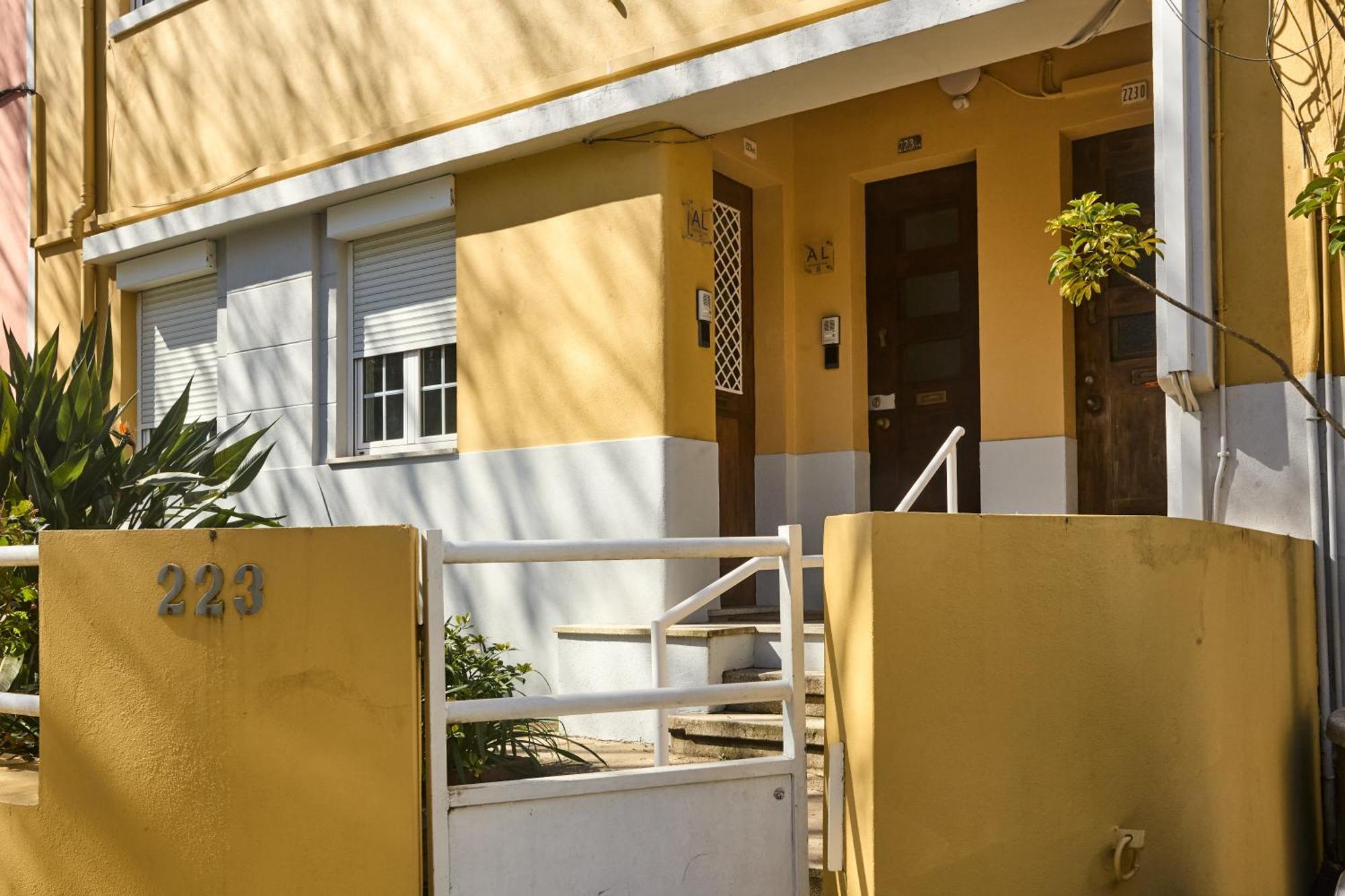 Apartment Yellow *