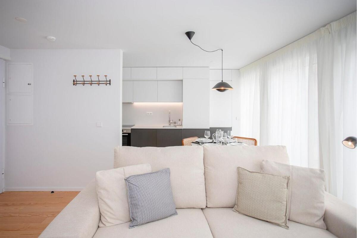 Liiiving In - Modern & Glam J Apartment *