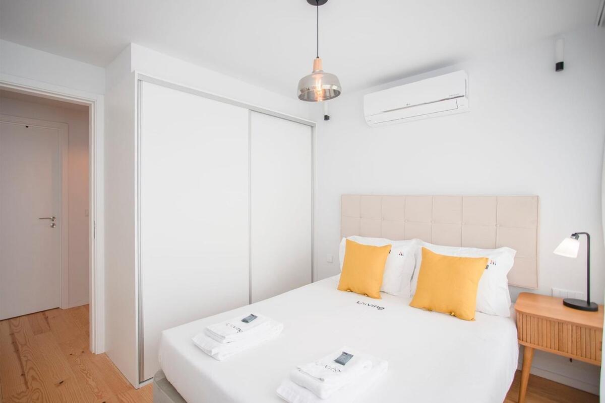 Liiiving In - Modern & Glam J Apartment