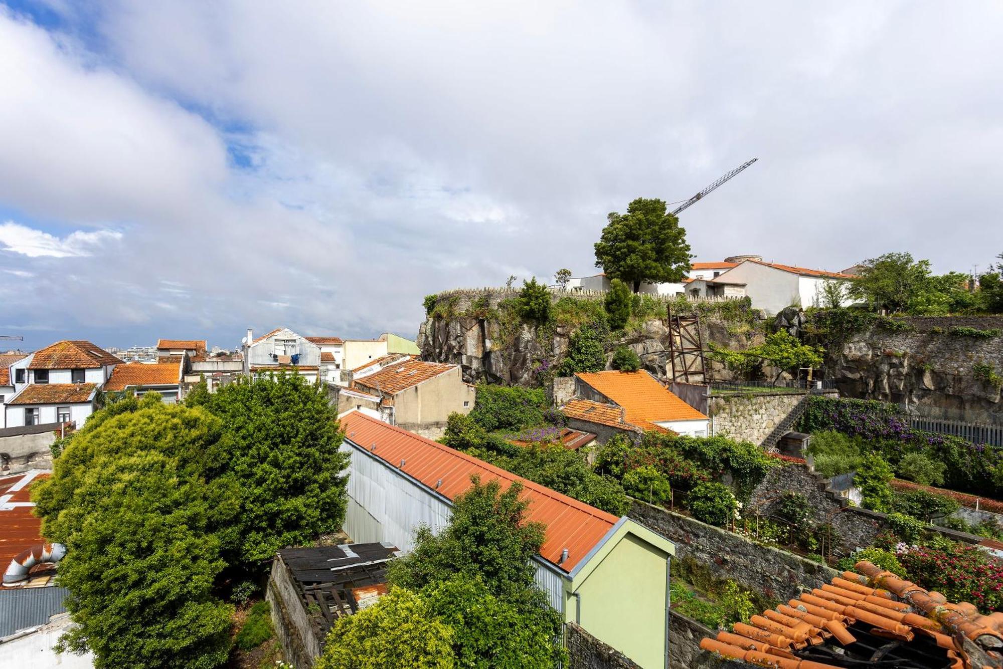 Liiiving In - Mezzanine Delight Balcony Apartment Porto