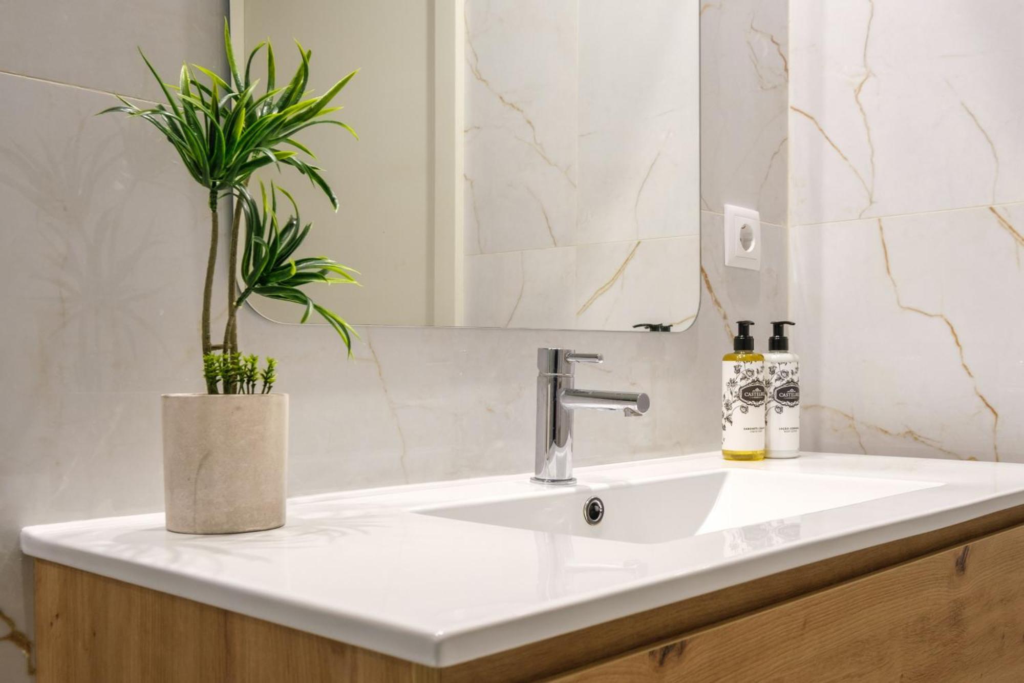 Luxury Style 6 With Ac Downtown Near Metro *