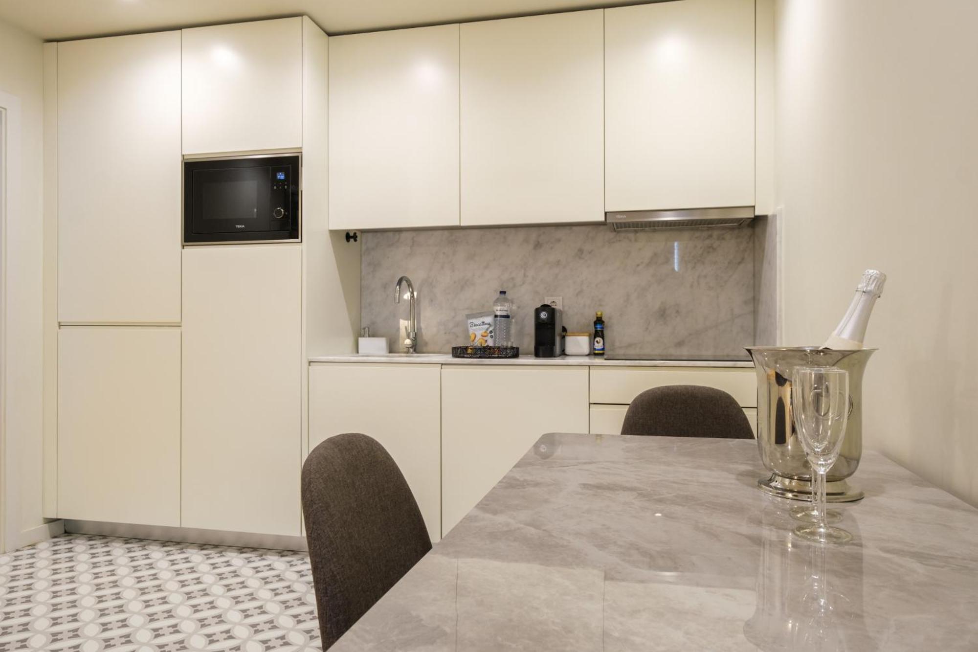 Luxury Style 6 With Ac Downtown Near Metro *