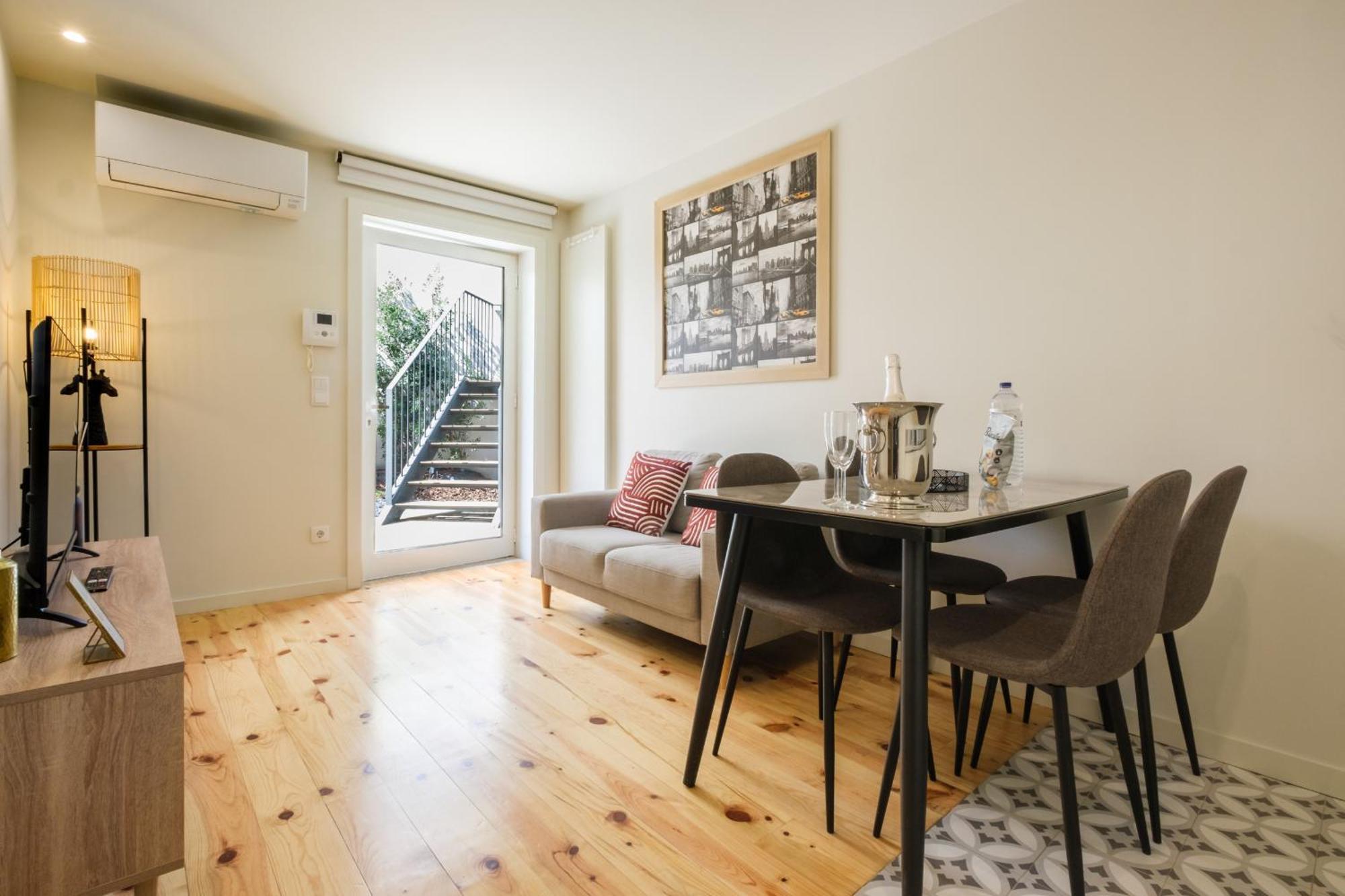 Luxury Style 7 With Ac Downtown Near Metro Apartment