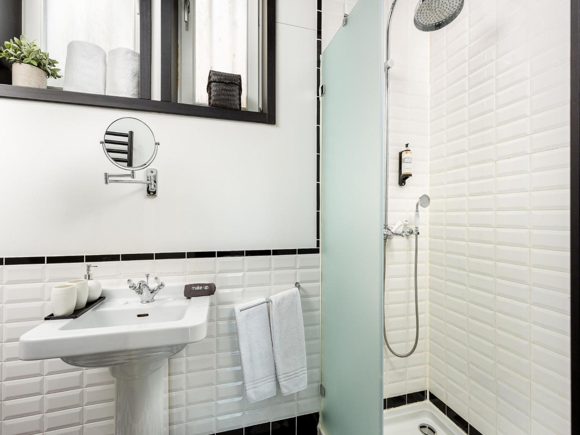 Charming With Street-view In Apartment