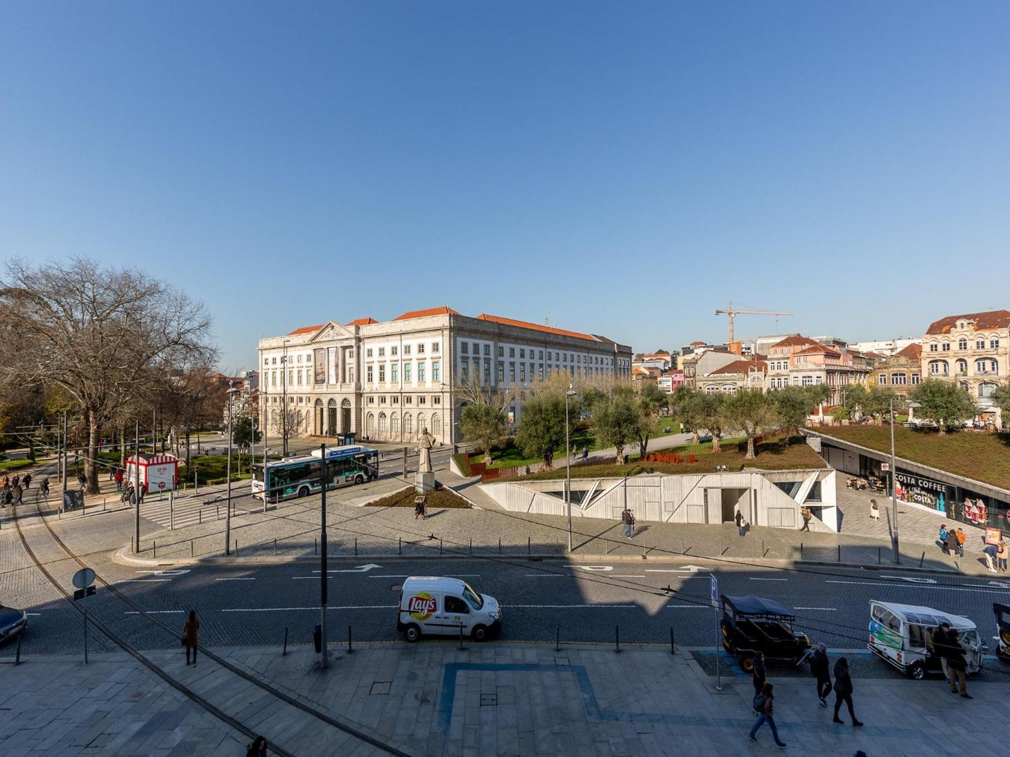Charming With Street-view In Apartment