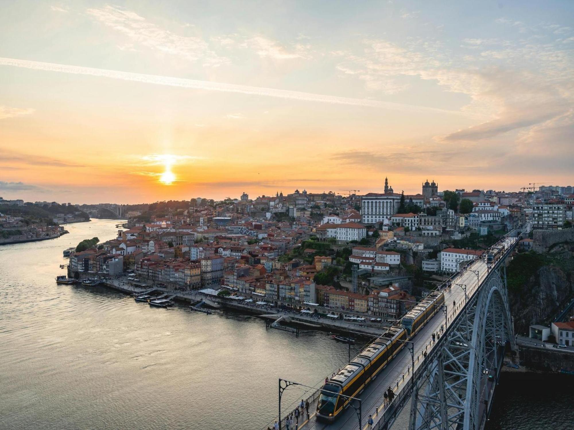One-bedroom With Balcony In Bolhao Market * Porto
