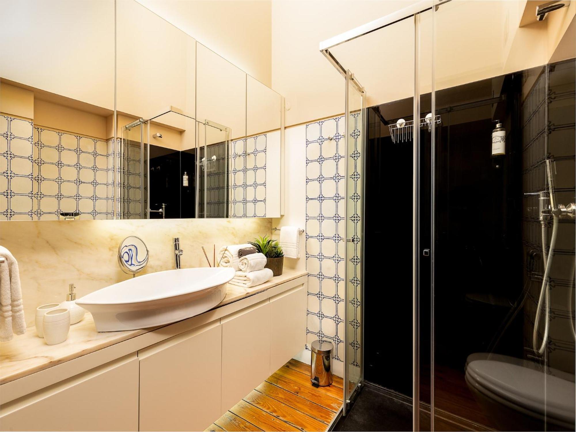One-bedroom With Balcony In Bolhao Market Apartment *