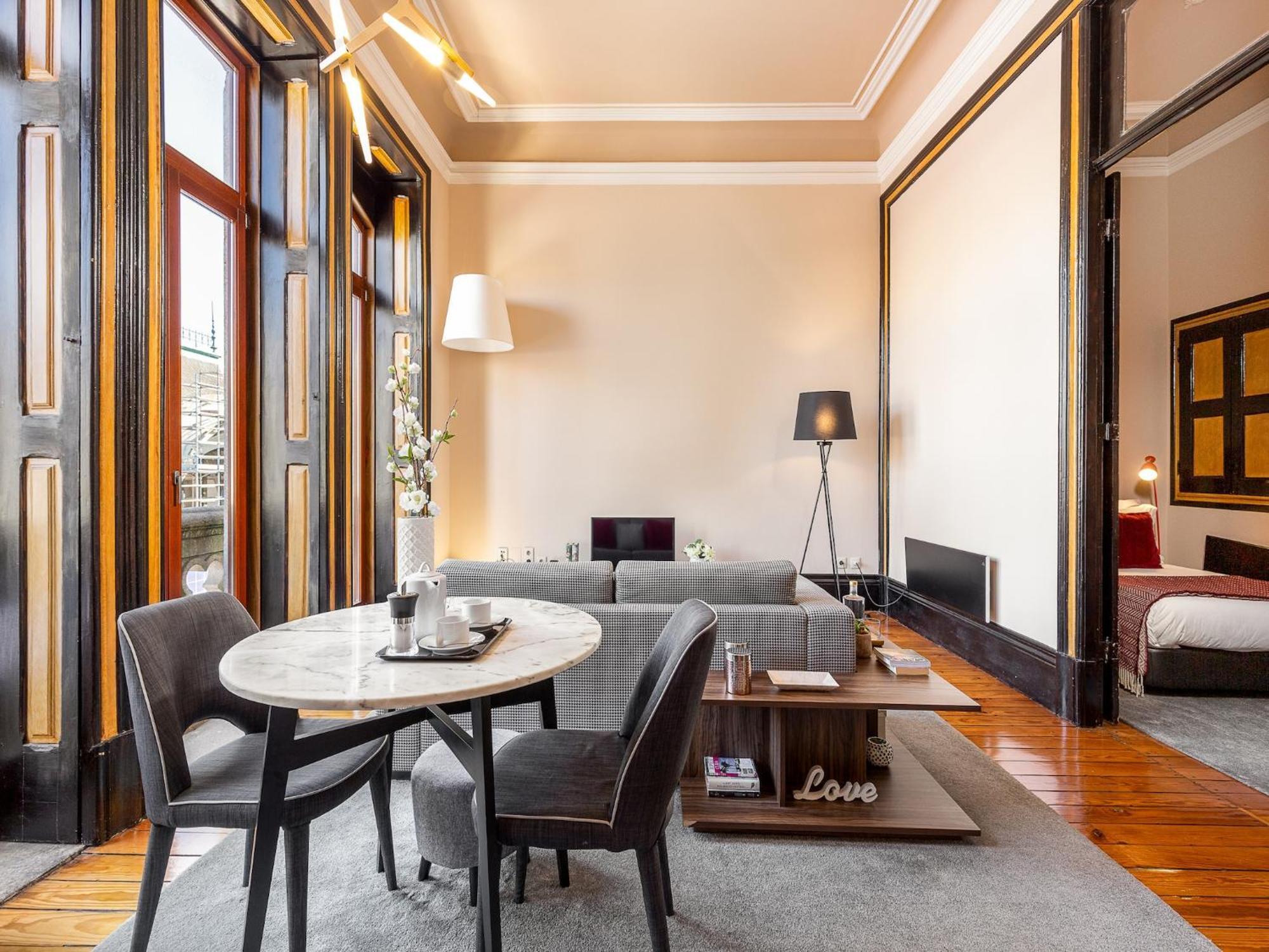 One-bedroom With Balcony In Bolhao Market *