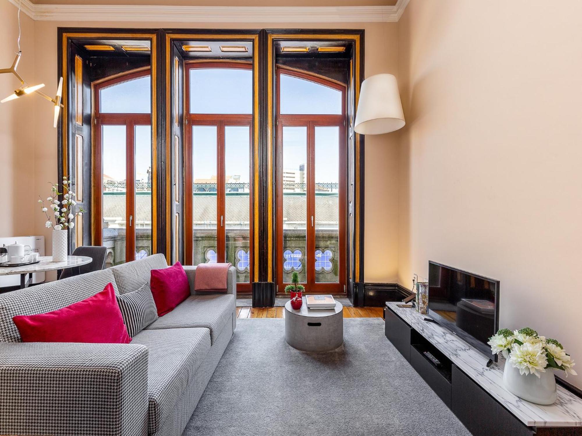 One-bedroom With Balcony In Bolhao Market * Porto