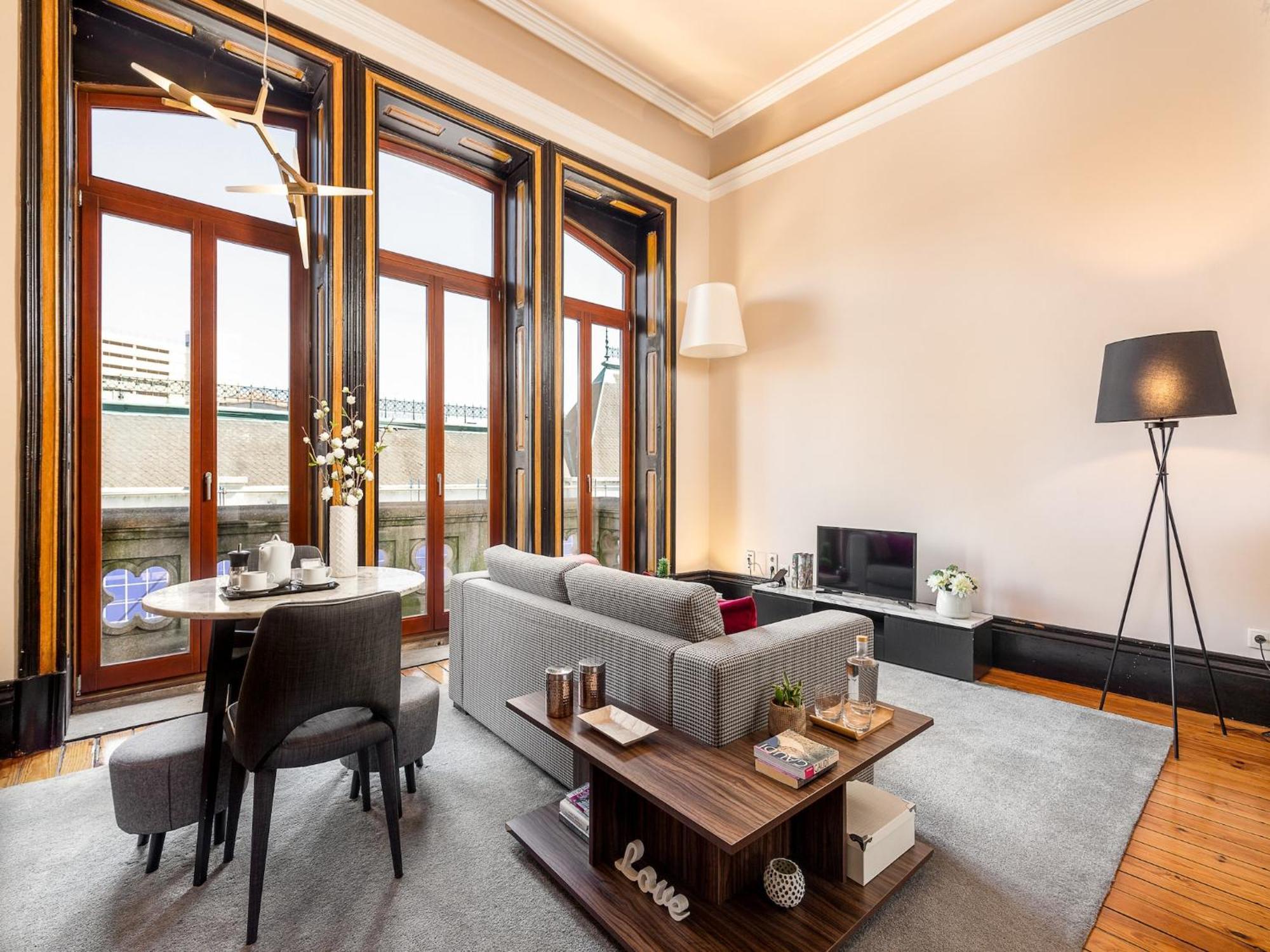 One-bedroom With Balcony In Bolhao Market Apartment