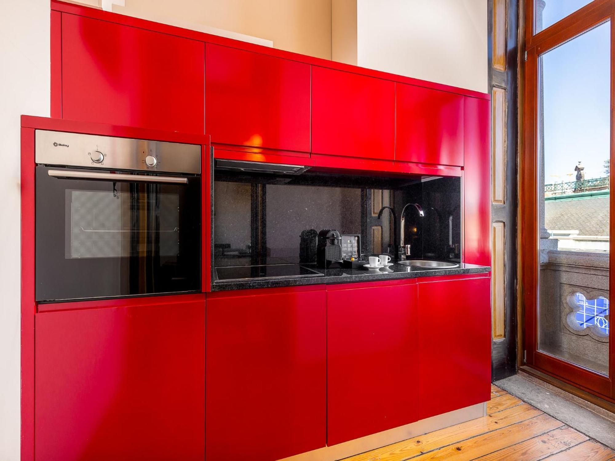 One-bedroom With Balcony In Bolhao Market Apartment *