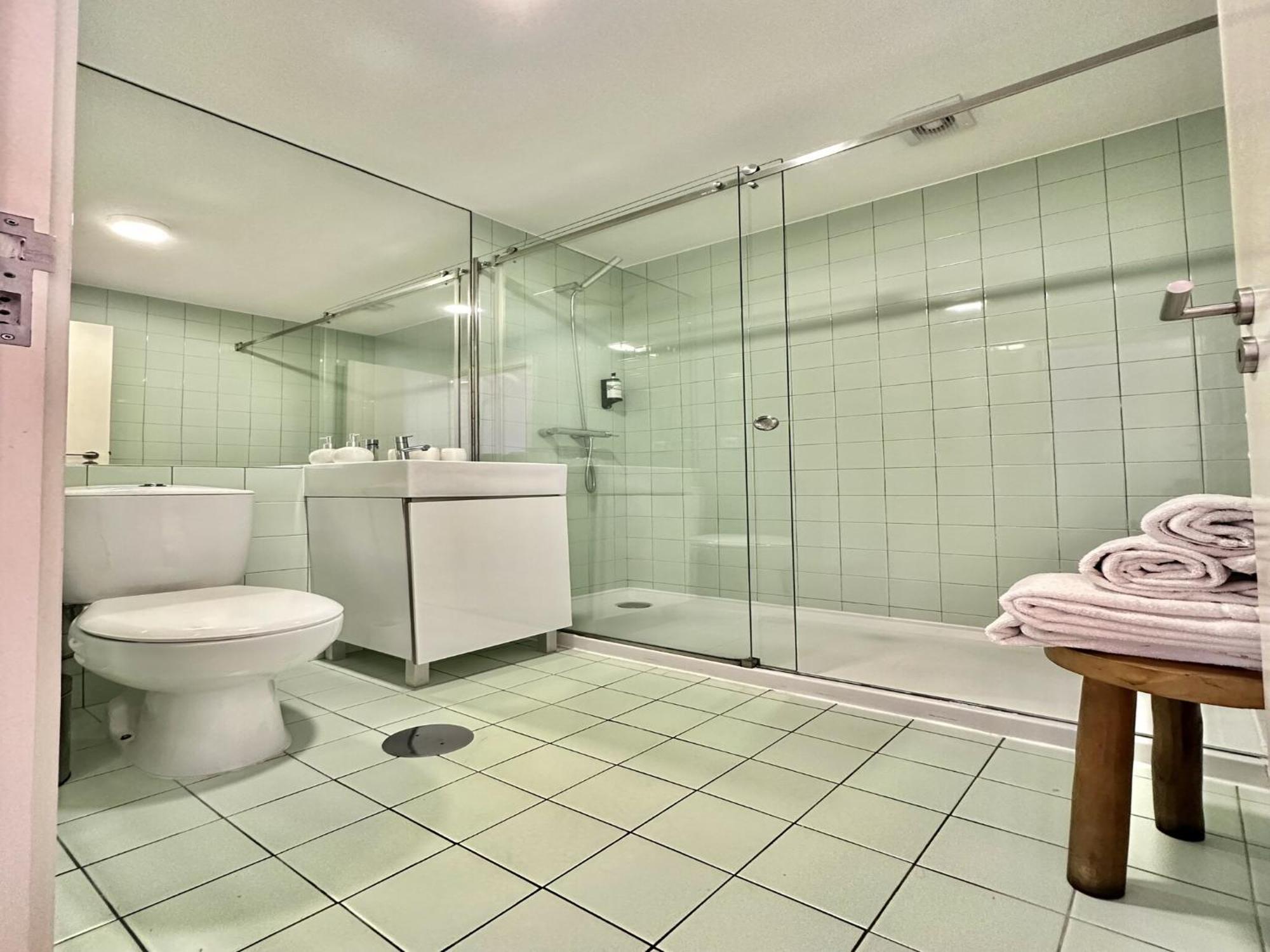 Charming 2-bedroom In Apartment *