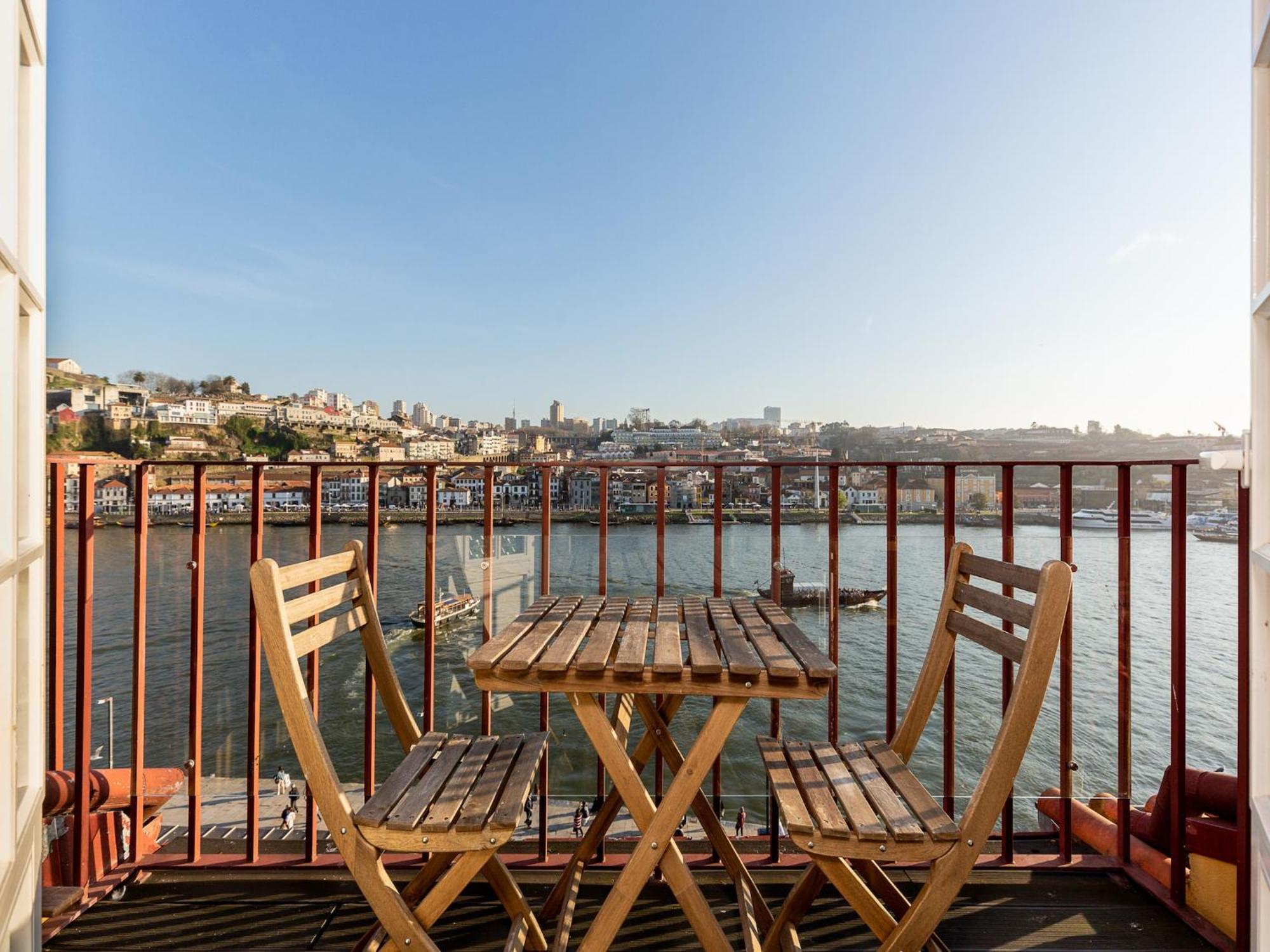 Charming Retreat With River Views Apartment