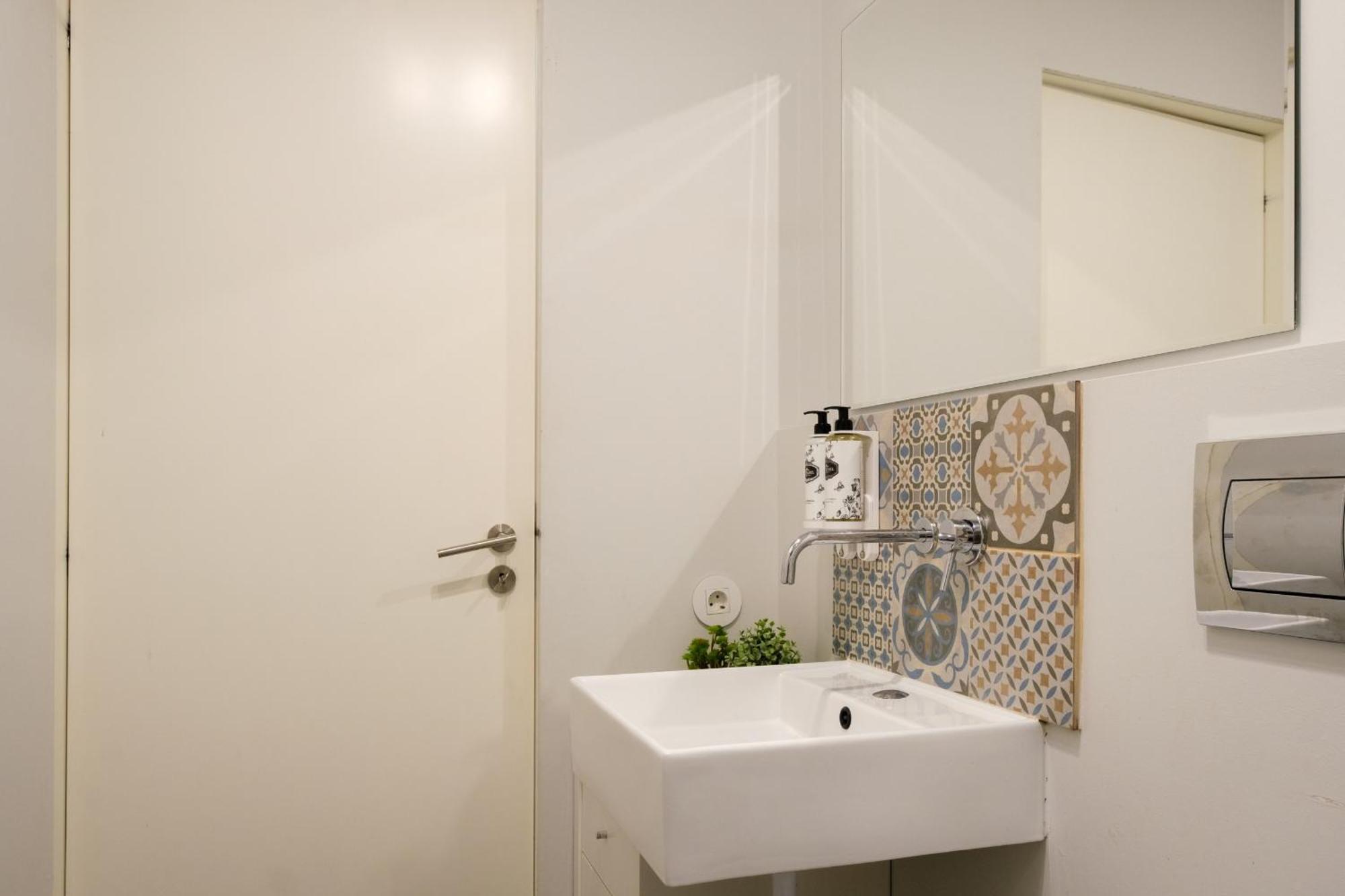 Historic Nook Downtown Near Metro Apartment *