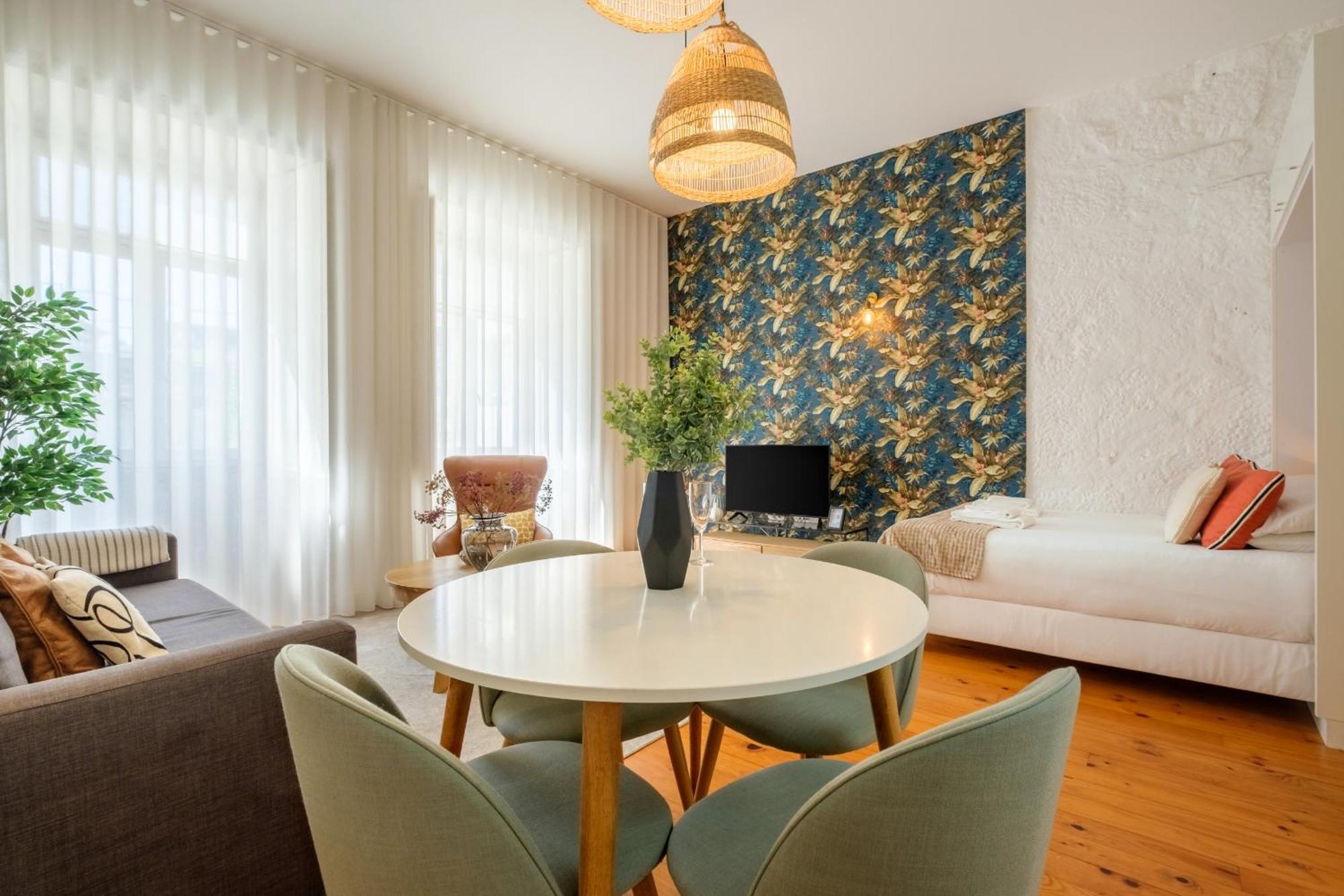 Historic Nook Downtown Near Metro Apartment *