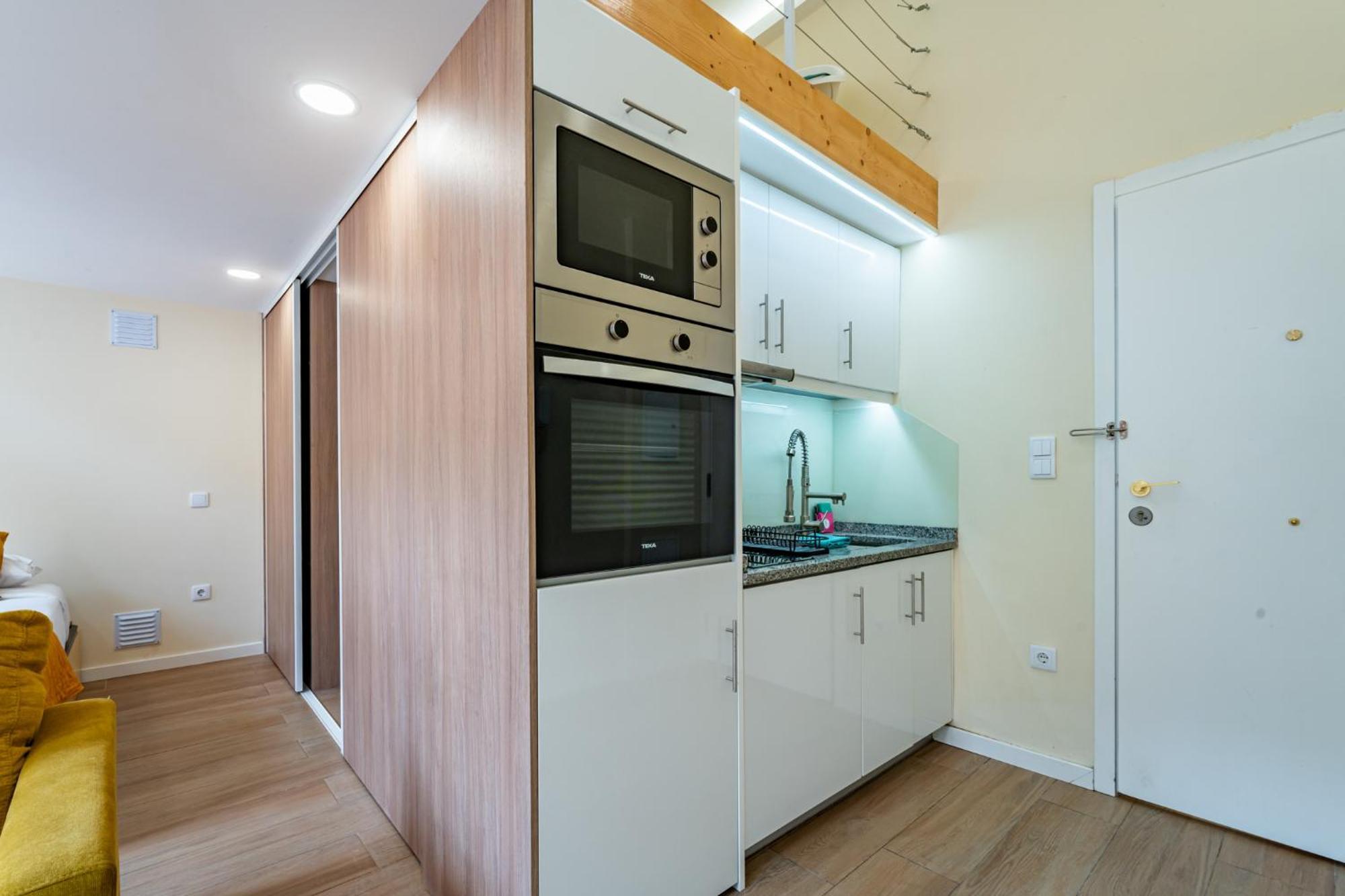 Apartment Close To Everything Your Yellow Prm 1f *