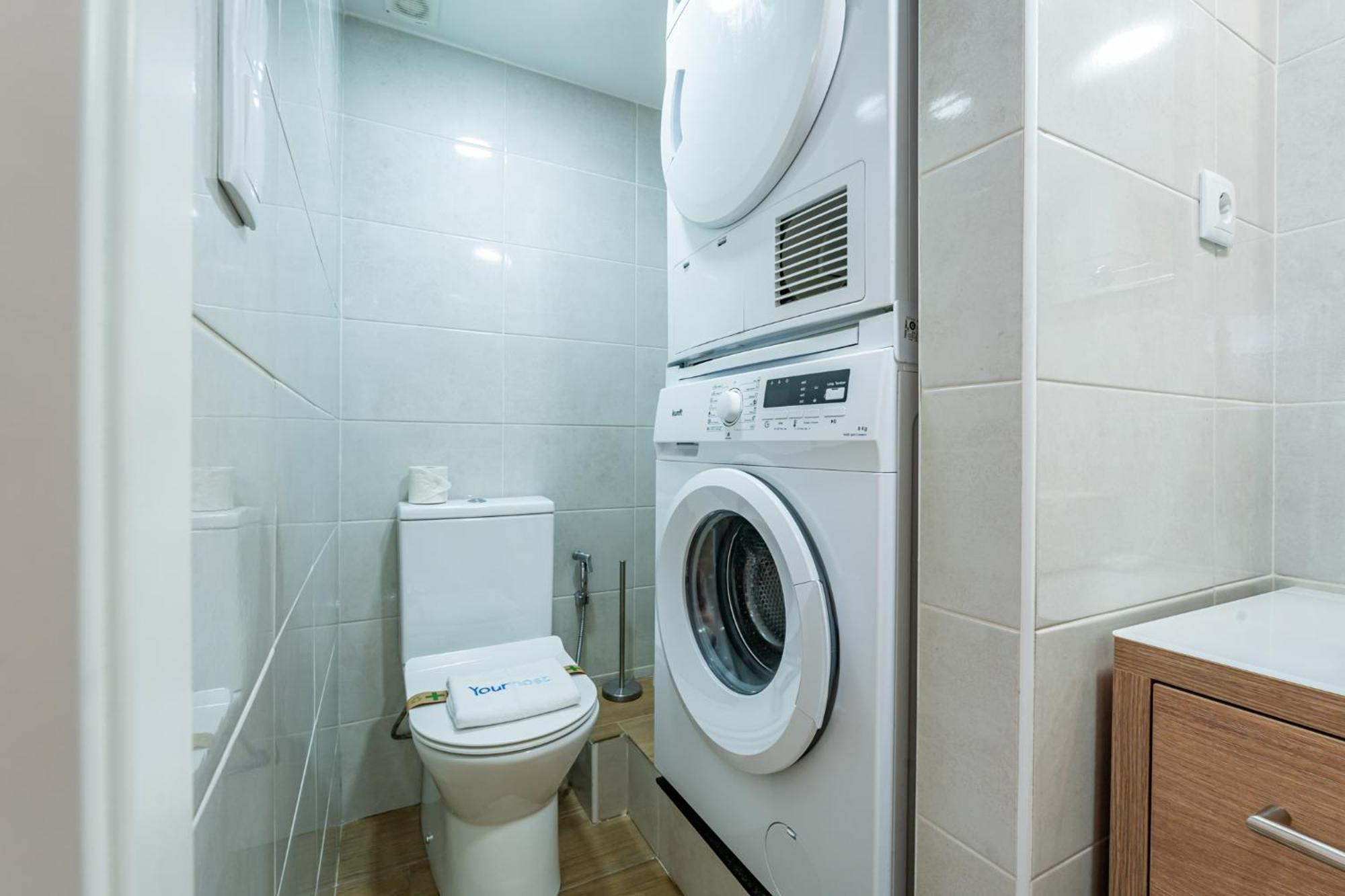 Apartment Close To Everything Your Yellow Prm 1f *