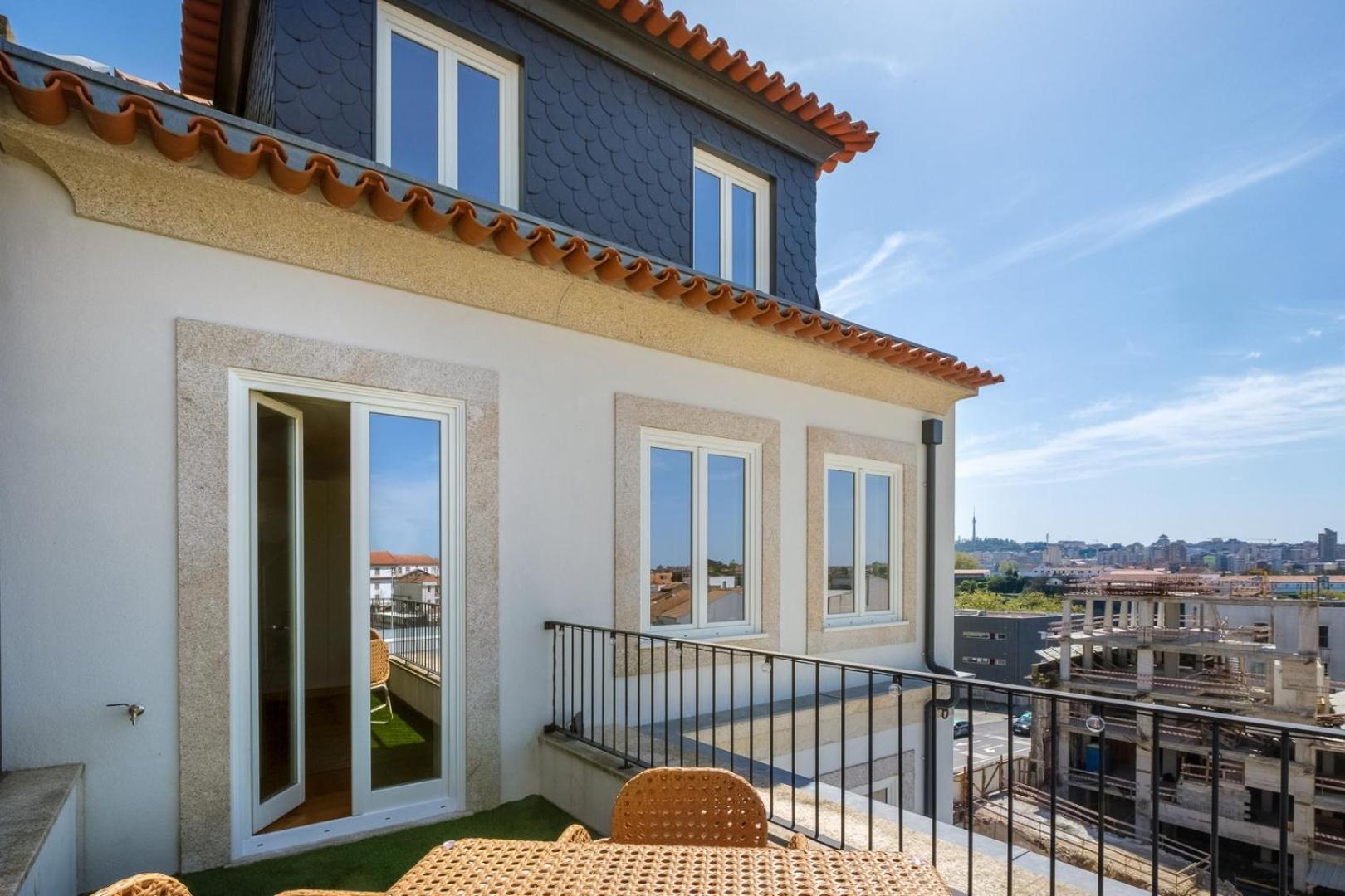 Spacious W. Beautiful & Sunny Private Terrace