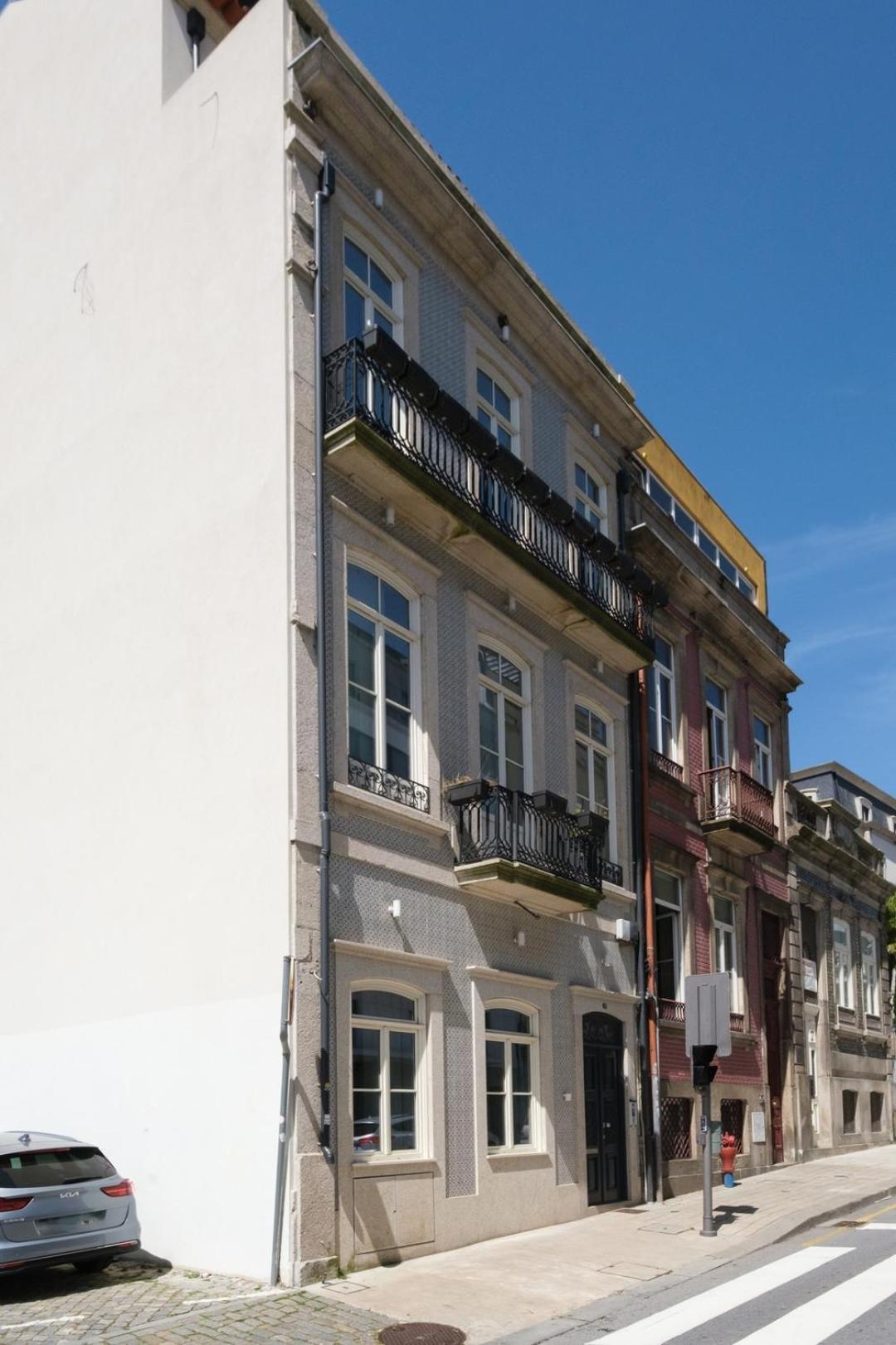 Spacious W. Beautiful & Sunny Private Terrace Apartment *