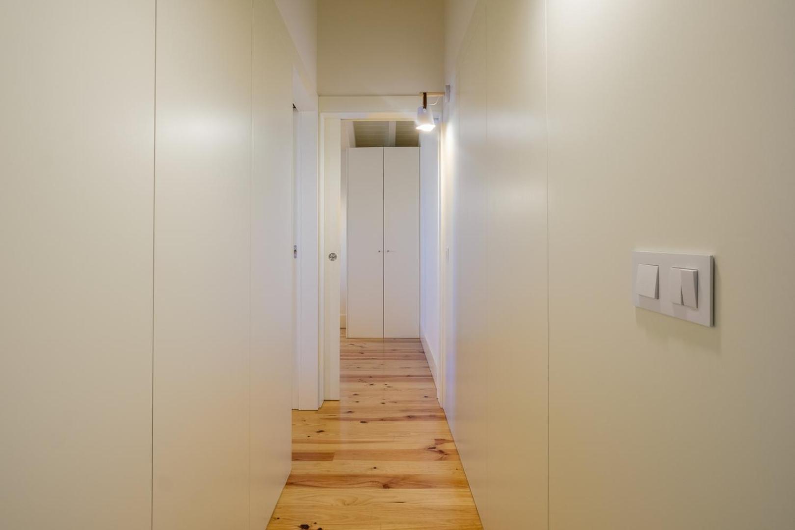 Spacious W. Beautiful & Sunny Private Terrace Apartment *