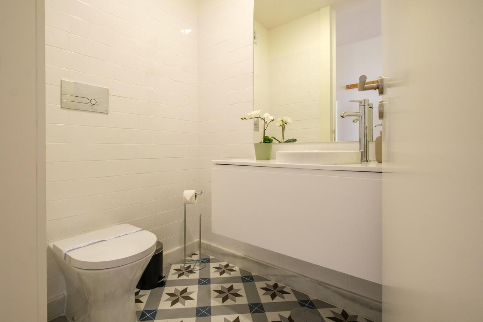 Apartment Spacious W. Beautiful & Sunny Private Terrace *
