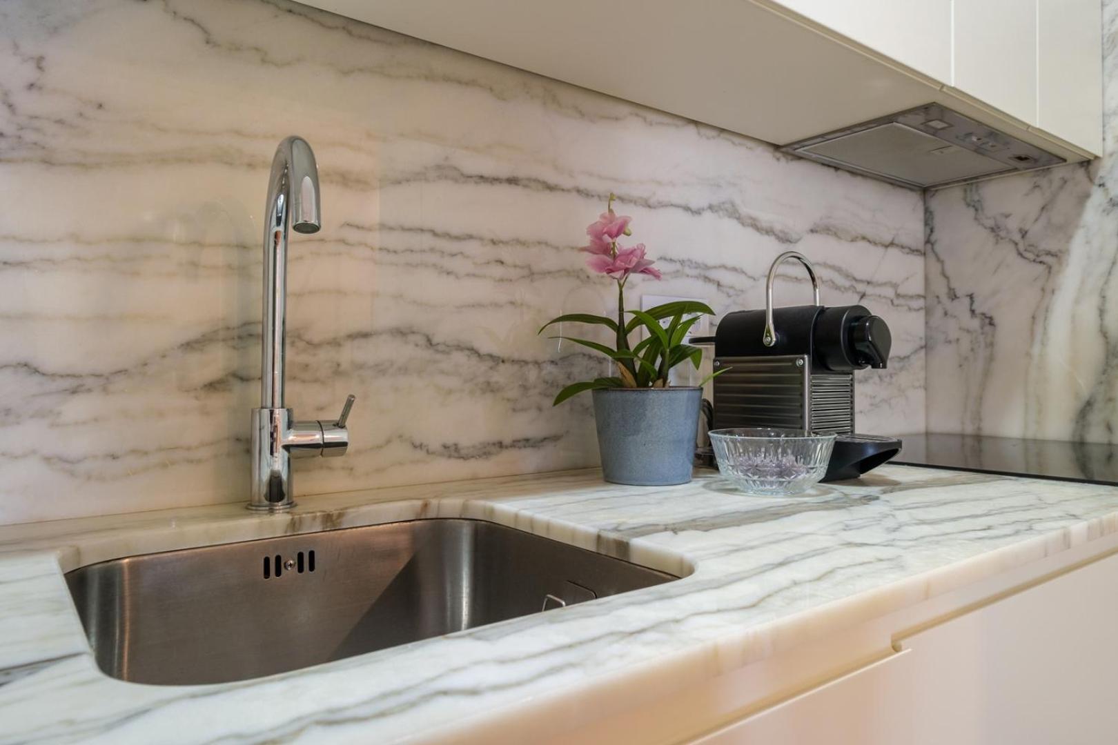 Spacious W. Beautiful & Sunny Private Terrace *