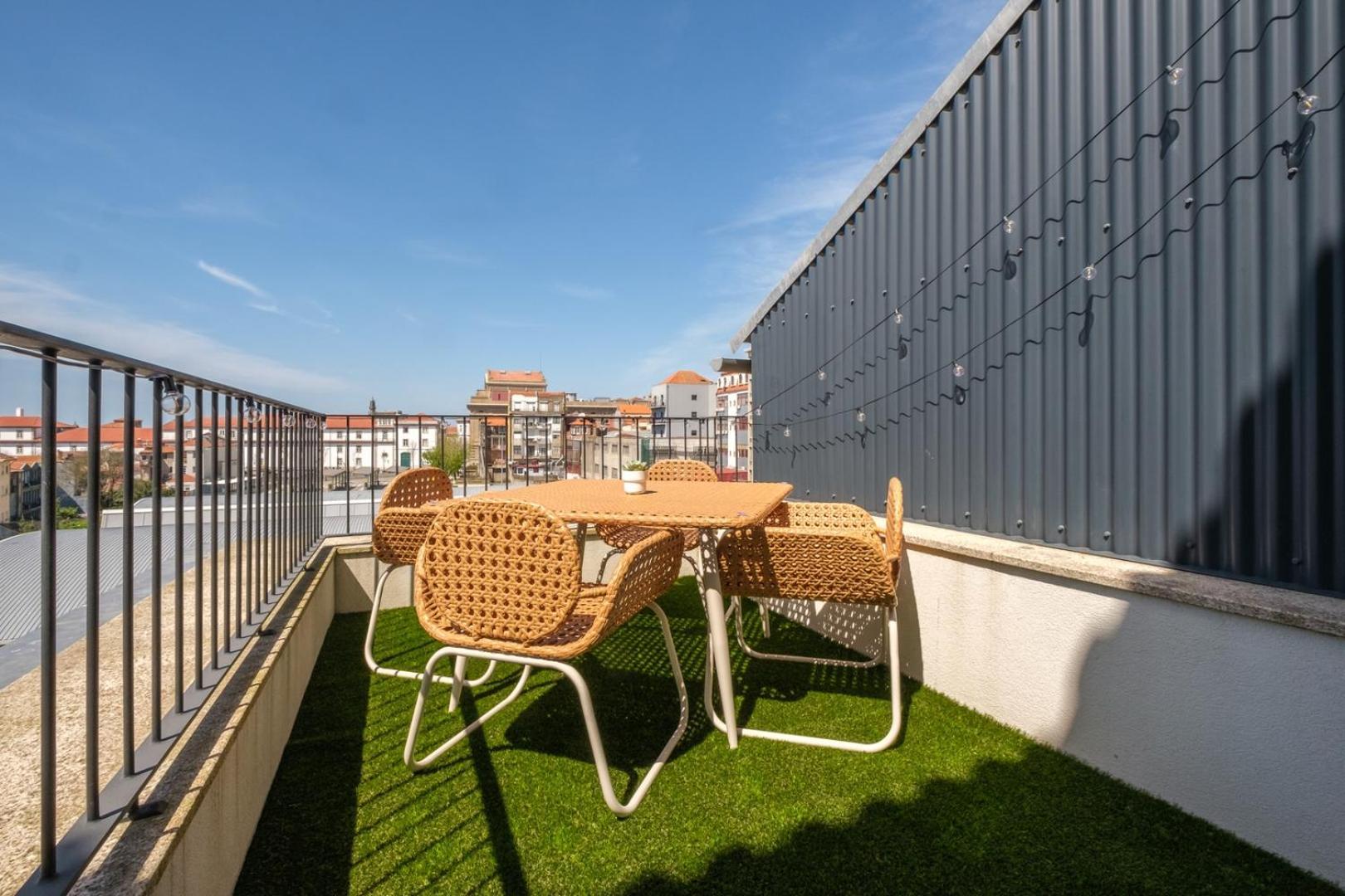 Spacious W. Beautiful & Sunny Private Terrace