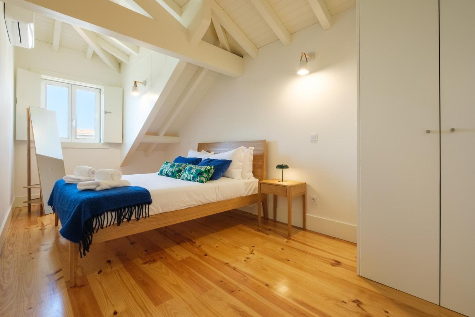 Spacious W. Beautiful & Sunny Private Terrace Apartment