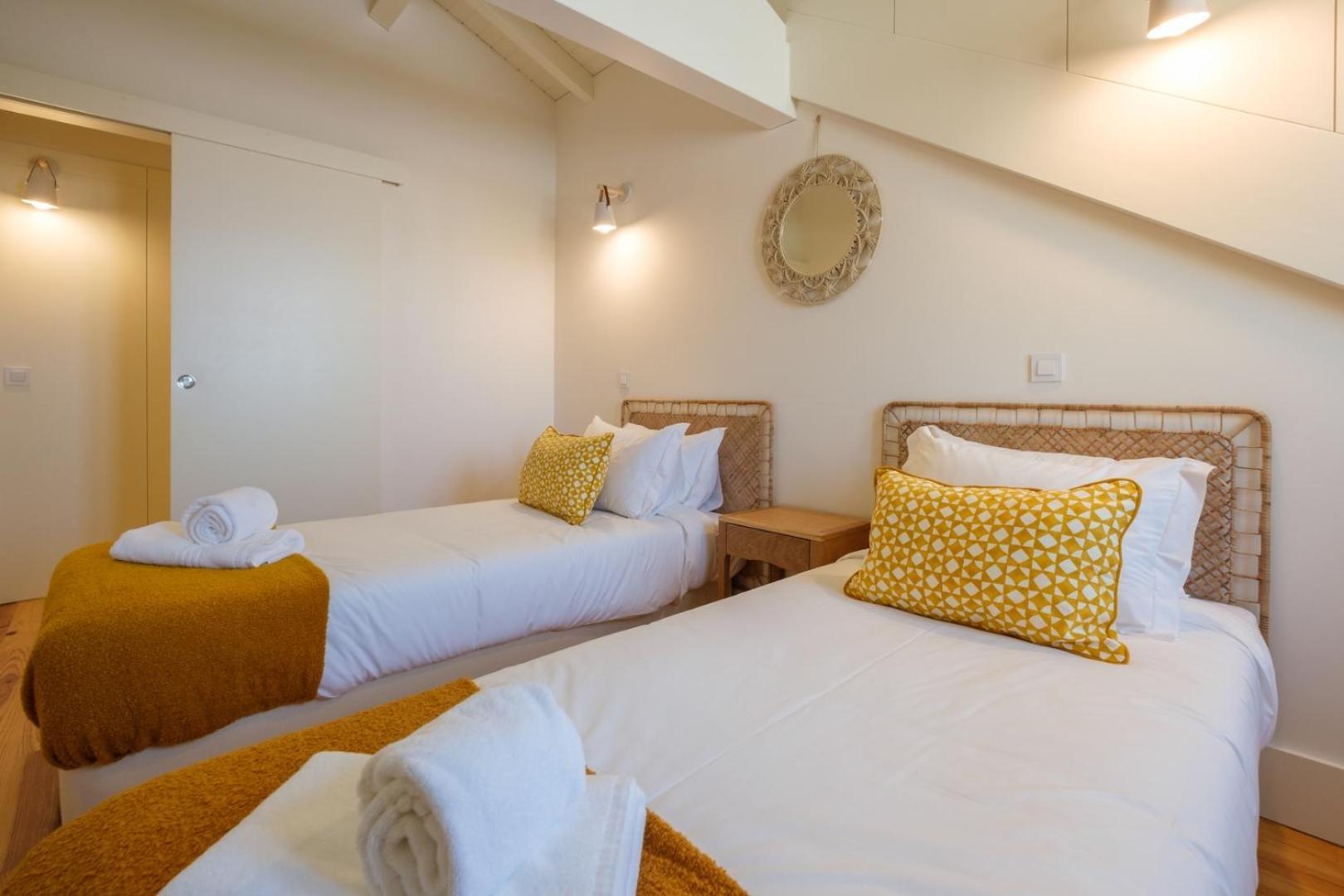Apartment Spacious W. Beautiful & Sunny Private Terrace Porto