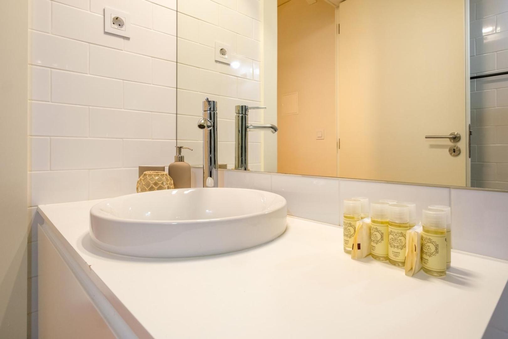 Spacious W. Beautiful & Sunny Private Terrace Apartment
