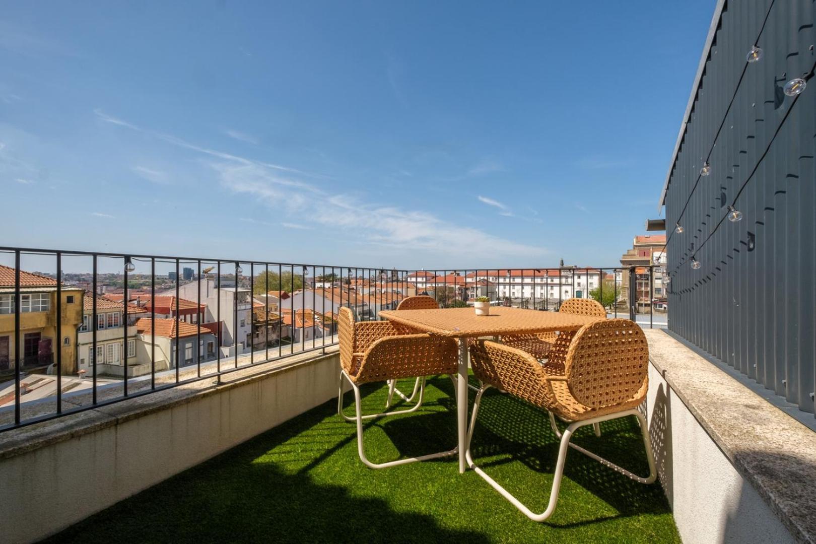 Spacious W. Beautiful & Sunny Private Terrace
