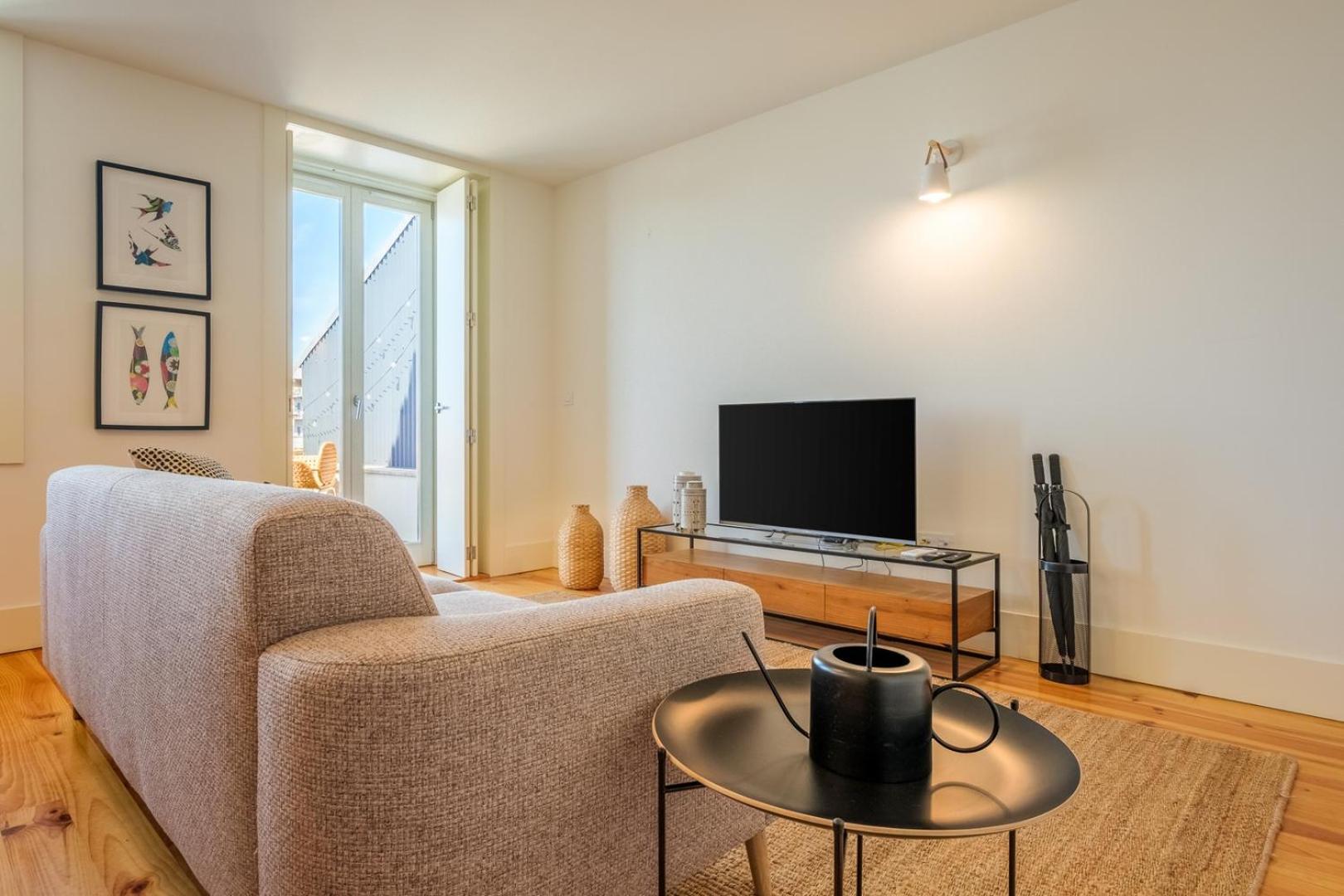 Spacious W. Beautiful & Sunny Private Terrace Apartment *