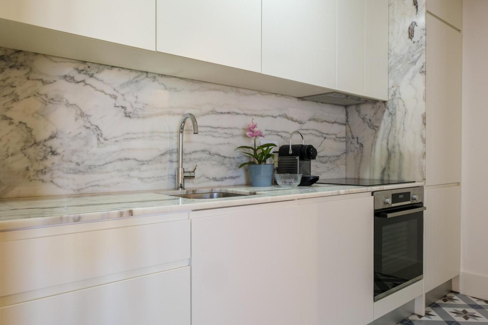Spacious W. Beautiful & Sunny Private Terrace *