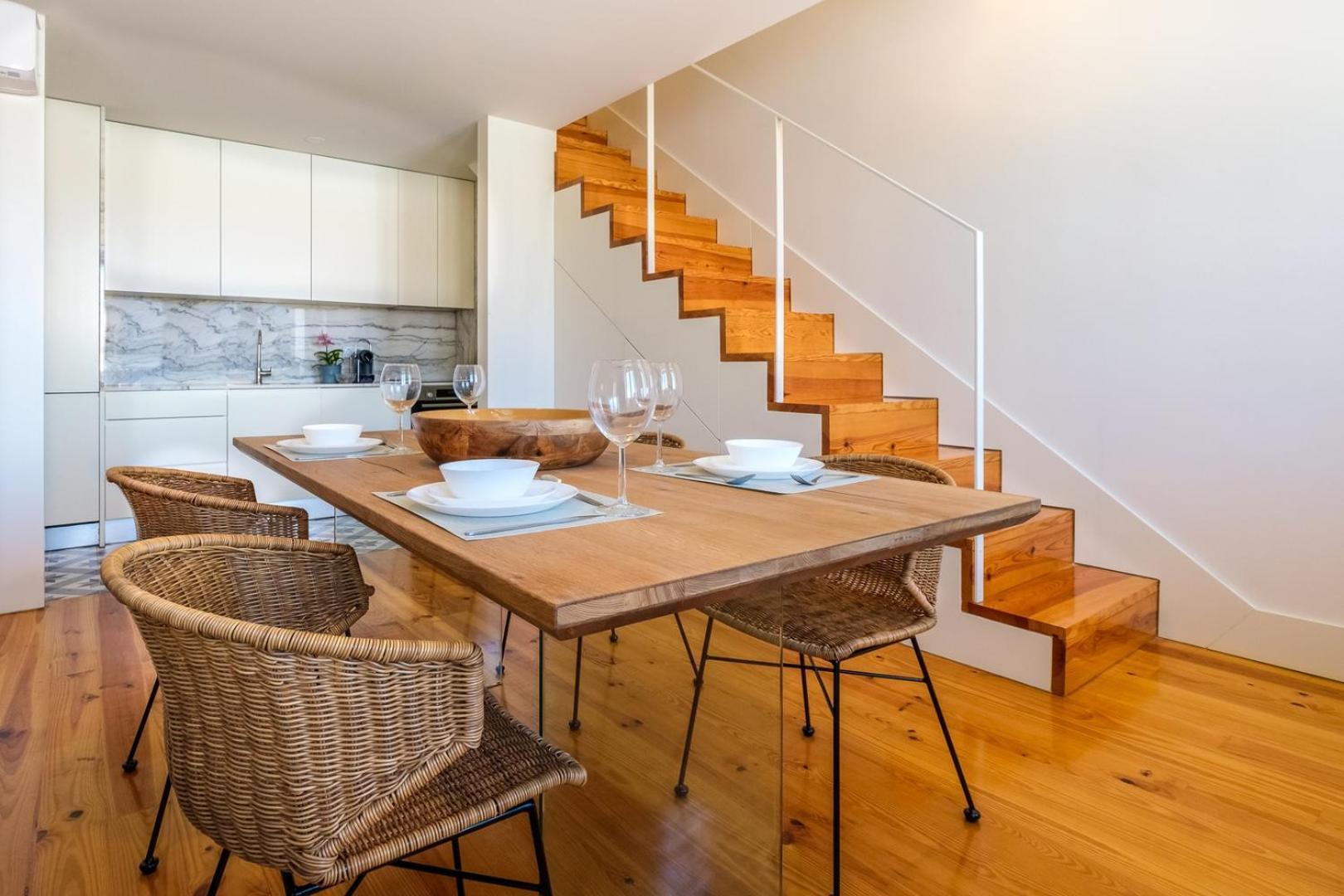 Spacious W. Beautiful & Sunny Private Terrace