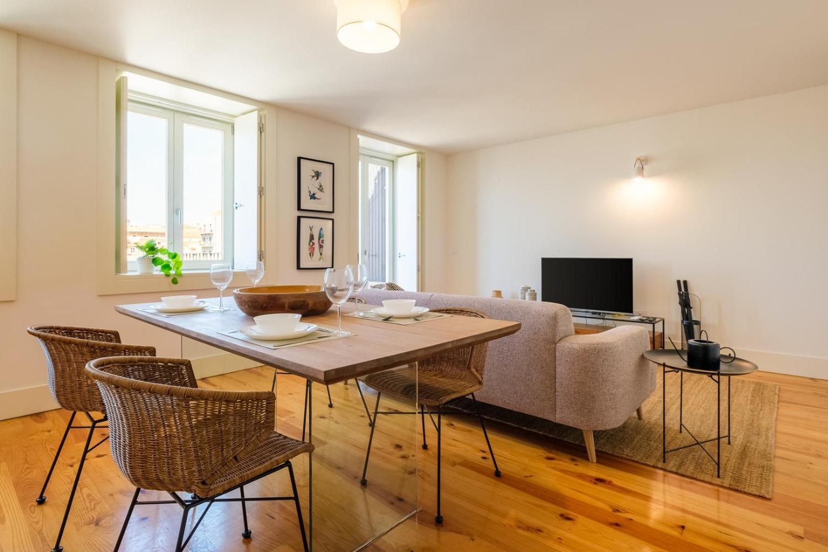 Spacious W. Beautiful & Sunny Private Terrace Apartment *