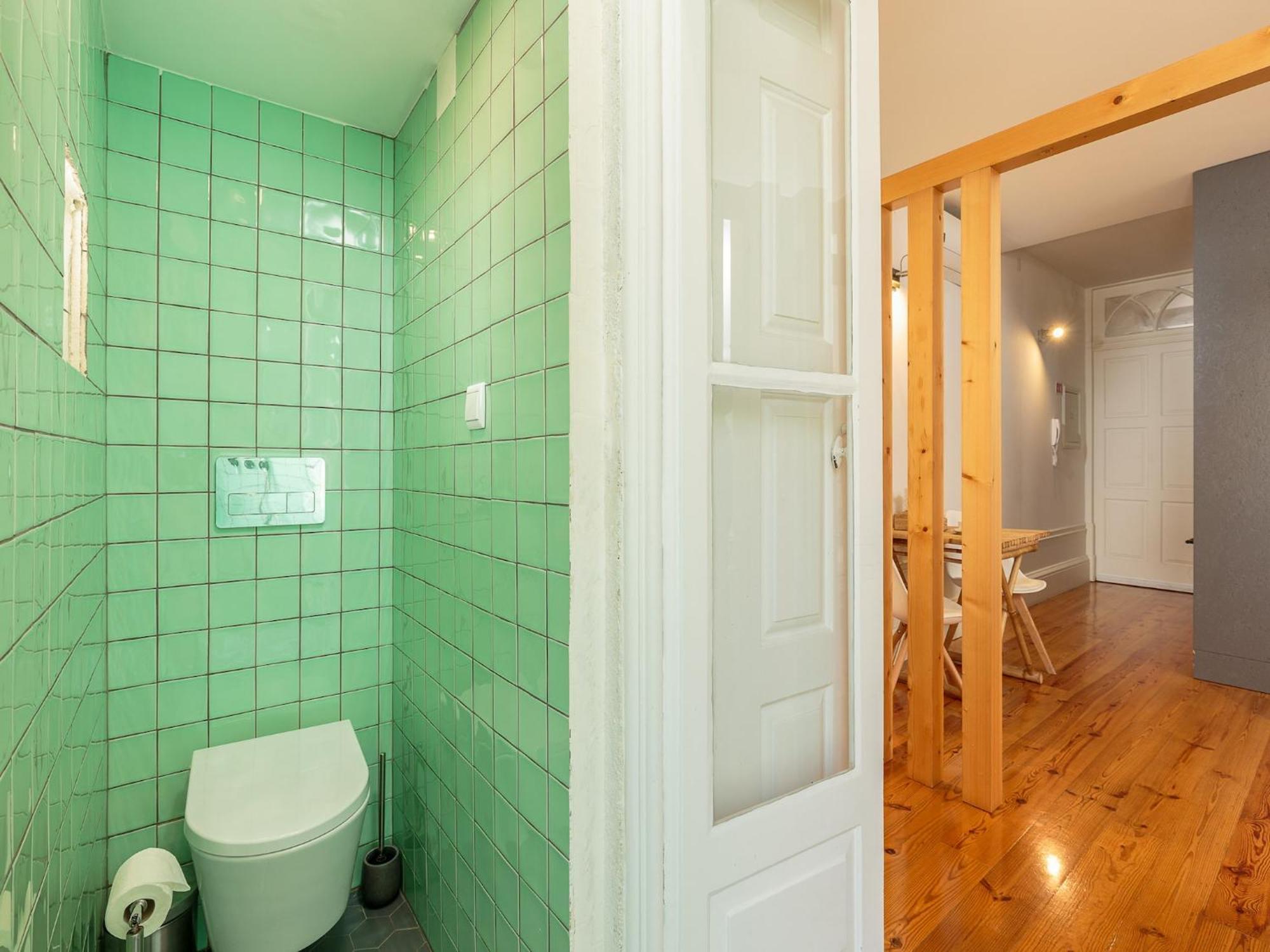 Modern With Essential Amenities Apartment *
