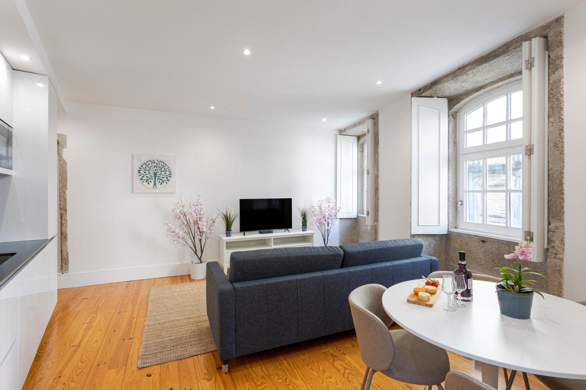 Hostwise - Stylish Retreat In Porto's Heart Apartment *