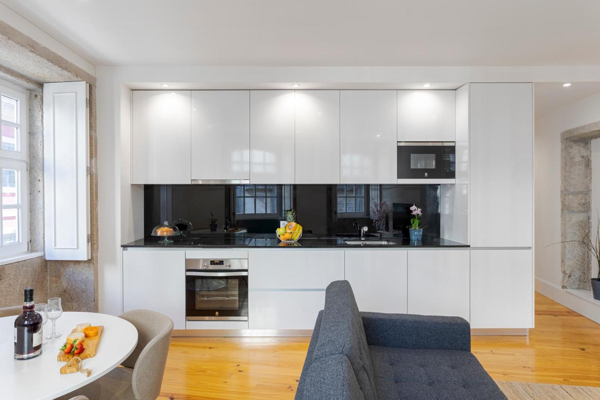 Hostwise - Stylish Retreat In Porto's Heart Apartment