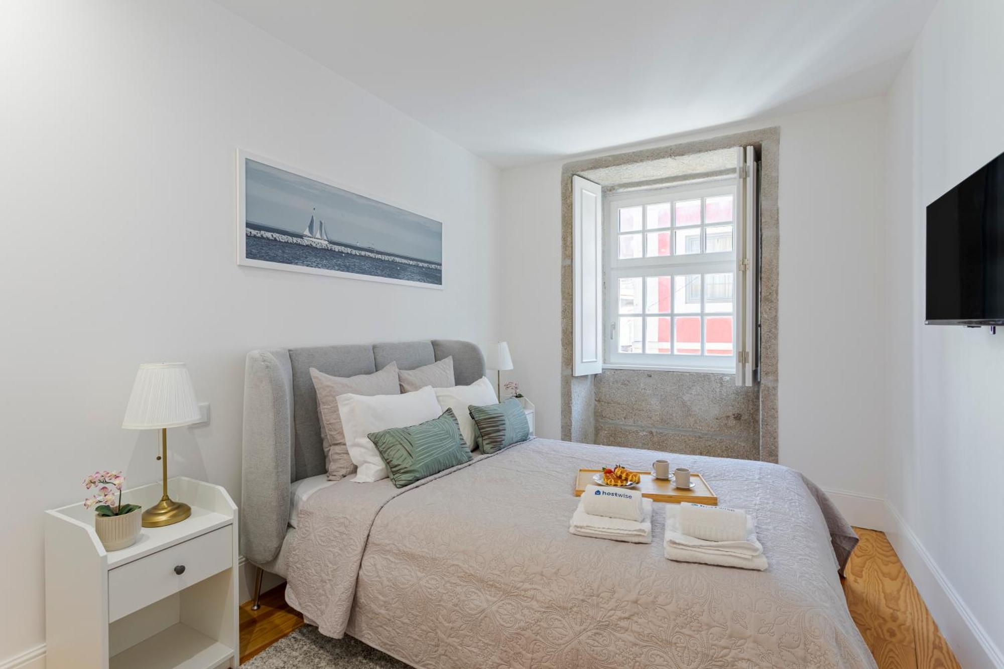 Hostwise - Stylish Retreat In Porto's Heart Apartment *