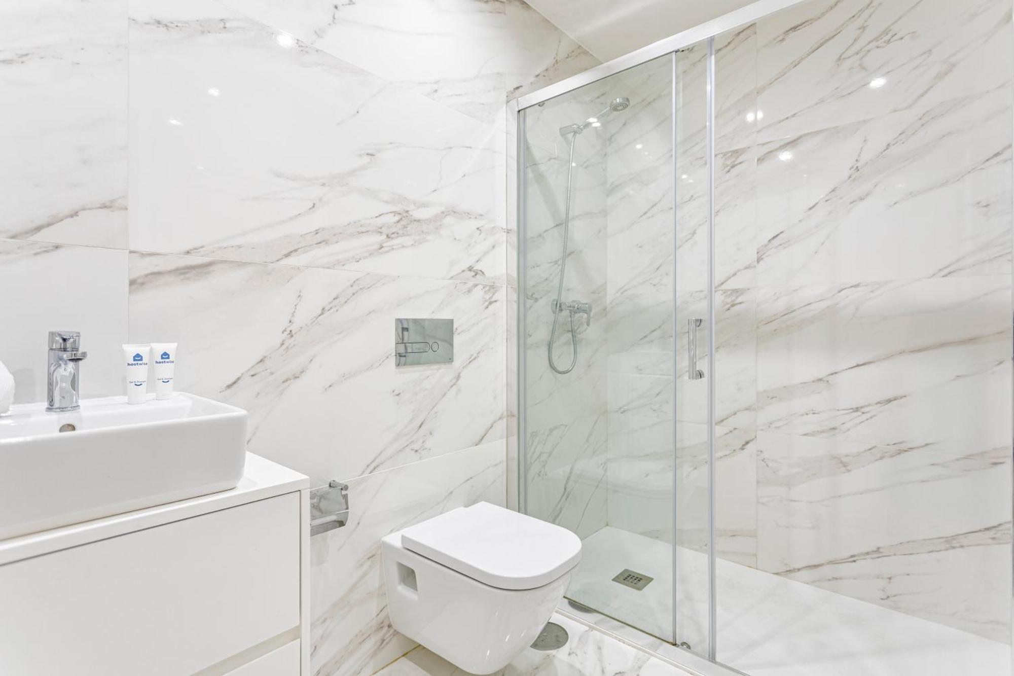 Hostwise - Stylish Retreat In Porto's Heart