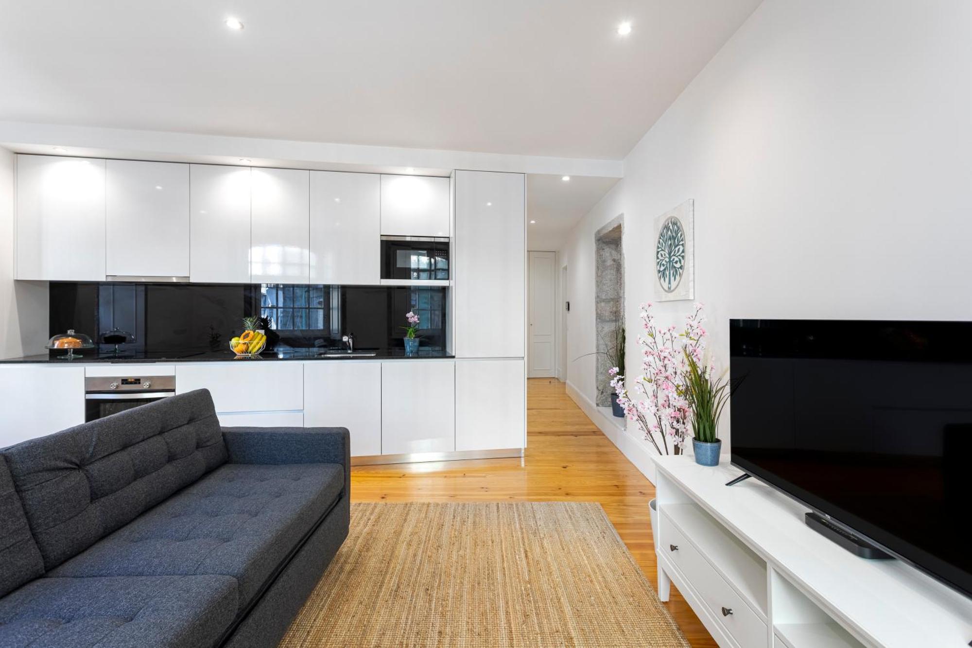 Hostwise - Stylish Retreat In Porto's Heart Apartment