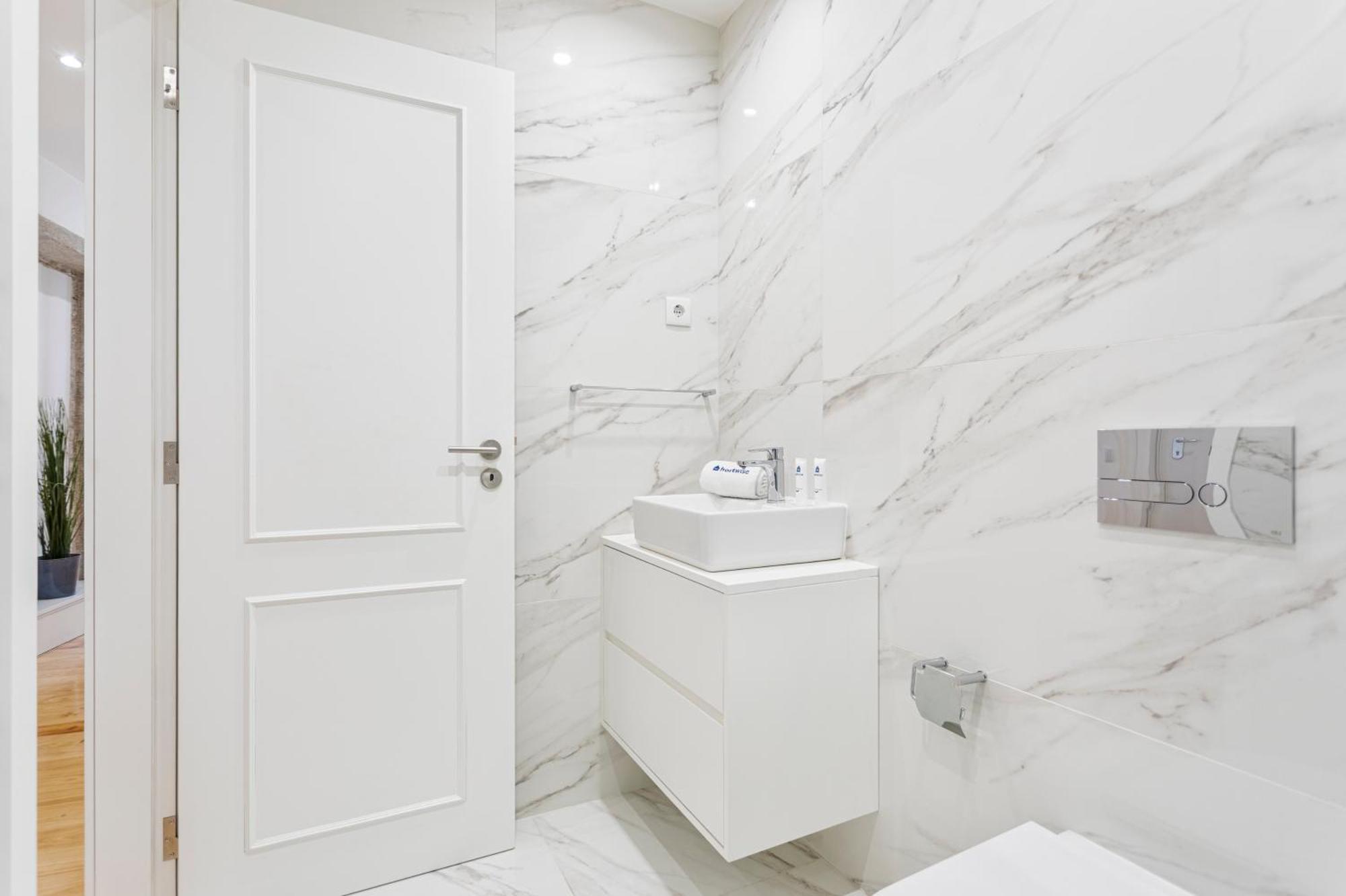 Apartment Hostwise - Stylish Retreat In Porto's Heart Porto