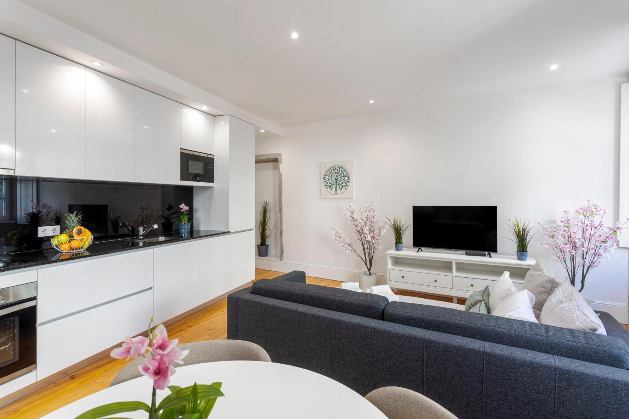 Hostwise - Stylish Retreat In Porto's Heart Porto