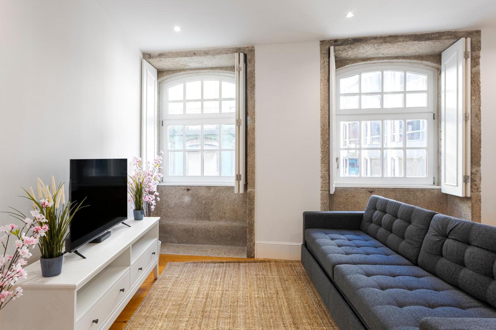 Hostwise - Stylish Retreat In Porto's Heart Porto