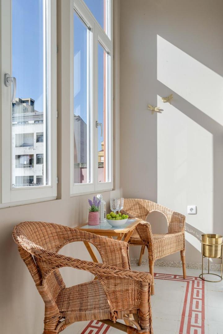 Apartment Classic Meets Modern - Downtown Balcony Retreat