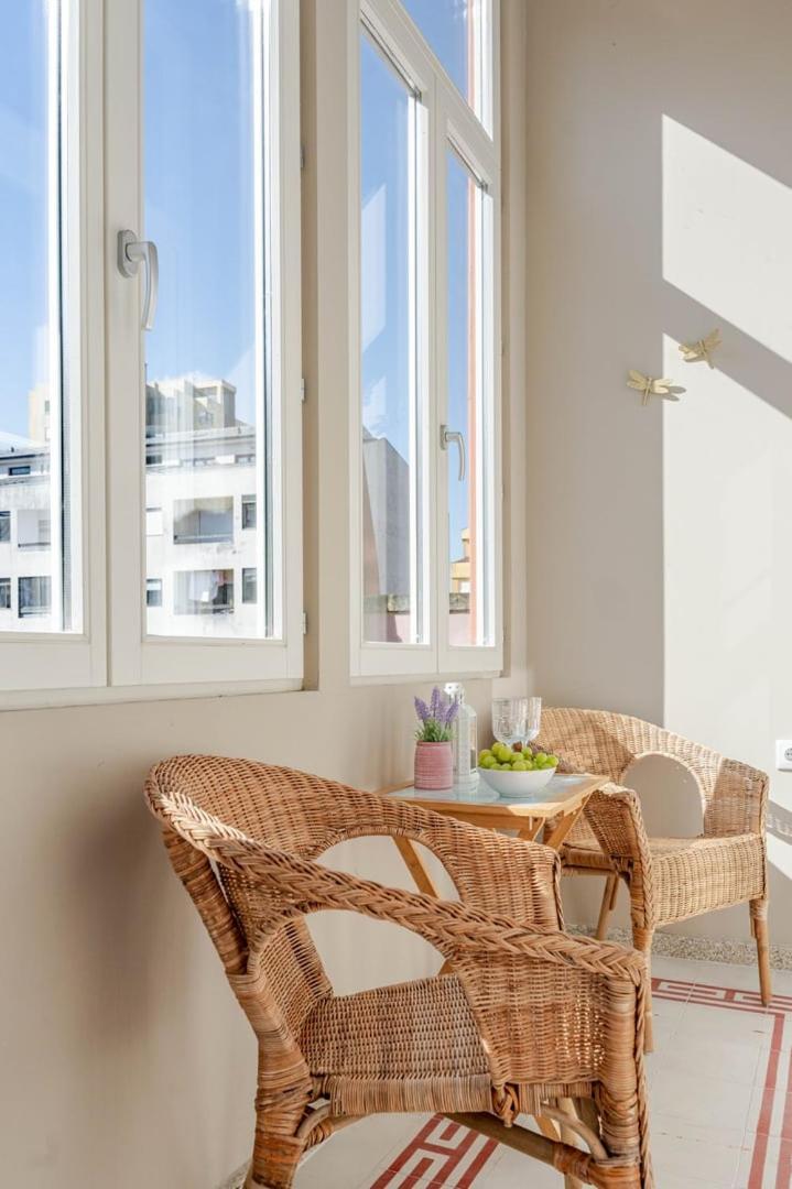 Apartment Classic Meets Modern - Downtown Balcony Retreat