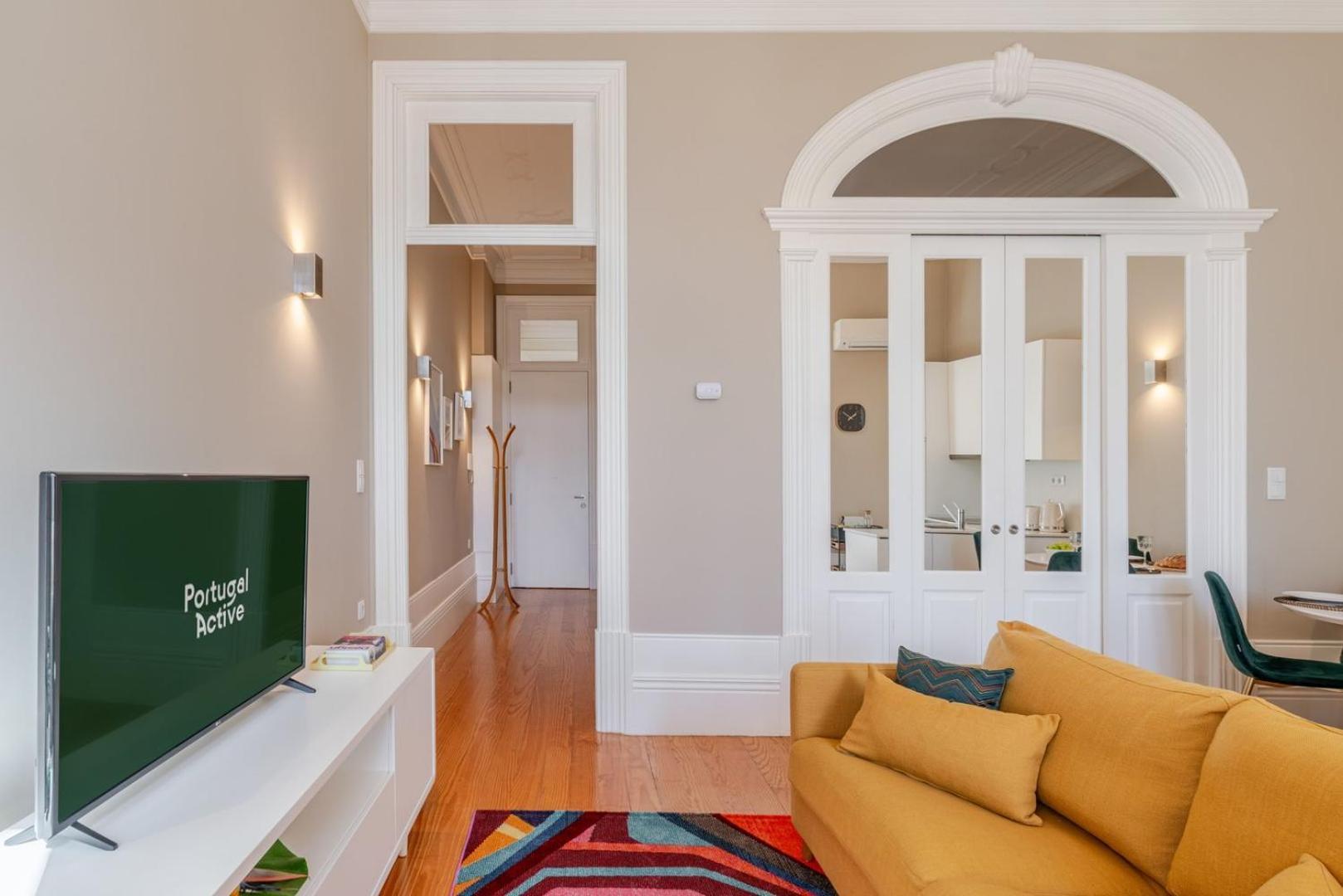 Classic Meets Modern - Downtown Balcony Retreat Porto