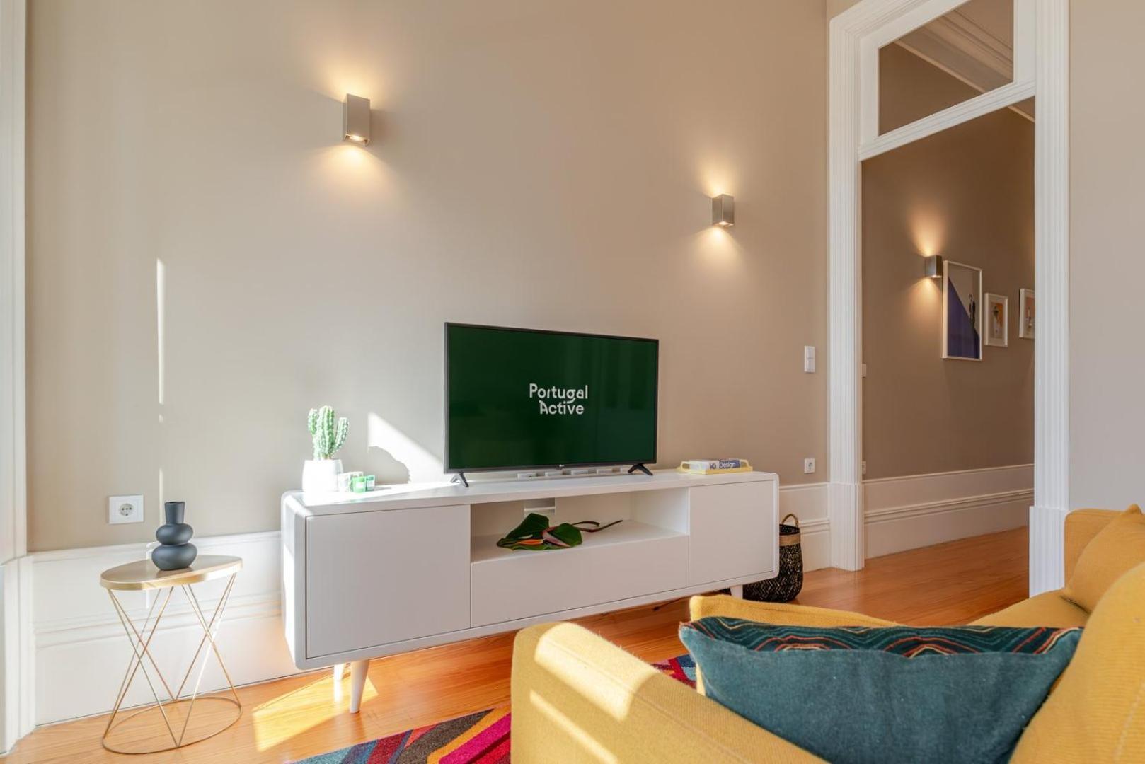 Classic Meets Modern - Downtown Balcony Retreat Apartment