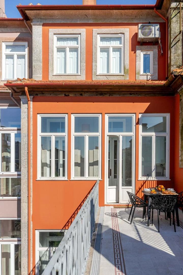 Classic Meets Modern - Downtown Balcony Retreat Apartment *